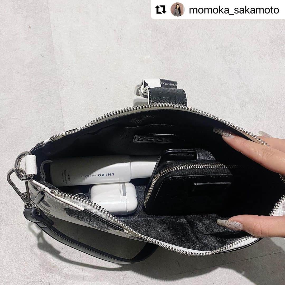 EGOIST STAFFさんのインスタグラム写真 - (EGOIST STAFFInstagram)「#Repost @momoka_sakamoto with @make_repost ・・・ . . 新作のBAGがサイズ感といい デザインといいツボすぎる。。🐄 カウ柄かわいすぎてやばみ🐄❤️🖤❤️ 柄もそやけど持ち物白黒多すぎん🖤🤍 余裕ですっぽり入るサイズやから荷物多めの方にもオススメ♡ スワイプしてみてね🐄 . . . #egoist #ミニバッグ #バッグ #アニマル柄 #バッグの中身」1月15日 10時58分 - egoist_snap