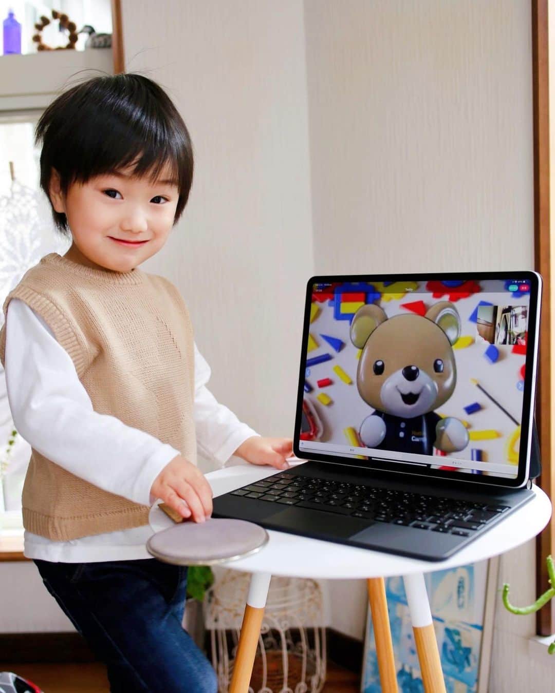 amiのインスタグラム：「．  Favorite English teaching materials  ． 前回に引き続き、ネイティブキャンプを 楽しんでますよ〜🤗❤️  最近"1人でお喋りしたーい！"という息子👦💕  ． そこで新しくリリースされた アバター講師「Teddy」とのレッスンを してみましたよ🐻✨  2枚目の動画を見てもらえば分かるように 息子はノリノリでお喋りしてたよ💗  ． お気に入りグッズを英語で紹介してた😚笑  ． キャラクターが好きなキッズや 外国人と話すのが恥ずかしく緊張してしまう方 にもオススメです⭕️  よかったら体験してみてね💕  @nativecamp   ． #ネイティブキャンプ #オンライン英会話kimini #キッズ英会話 #キッズ英語 #子ども英語学習#インスタ英語 #おうち英語 #英語の勉強 #英語学習#留学#男の子#3歳児#男の子ママ#子供の英語#子供の英語教育」