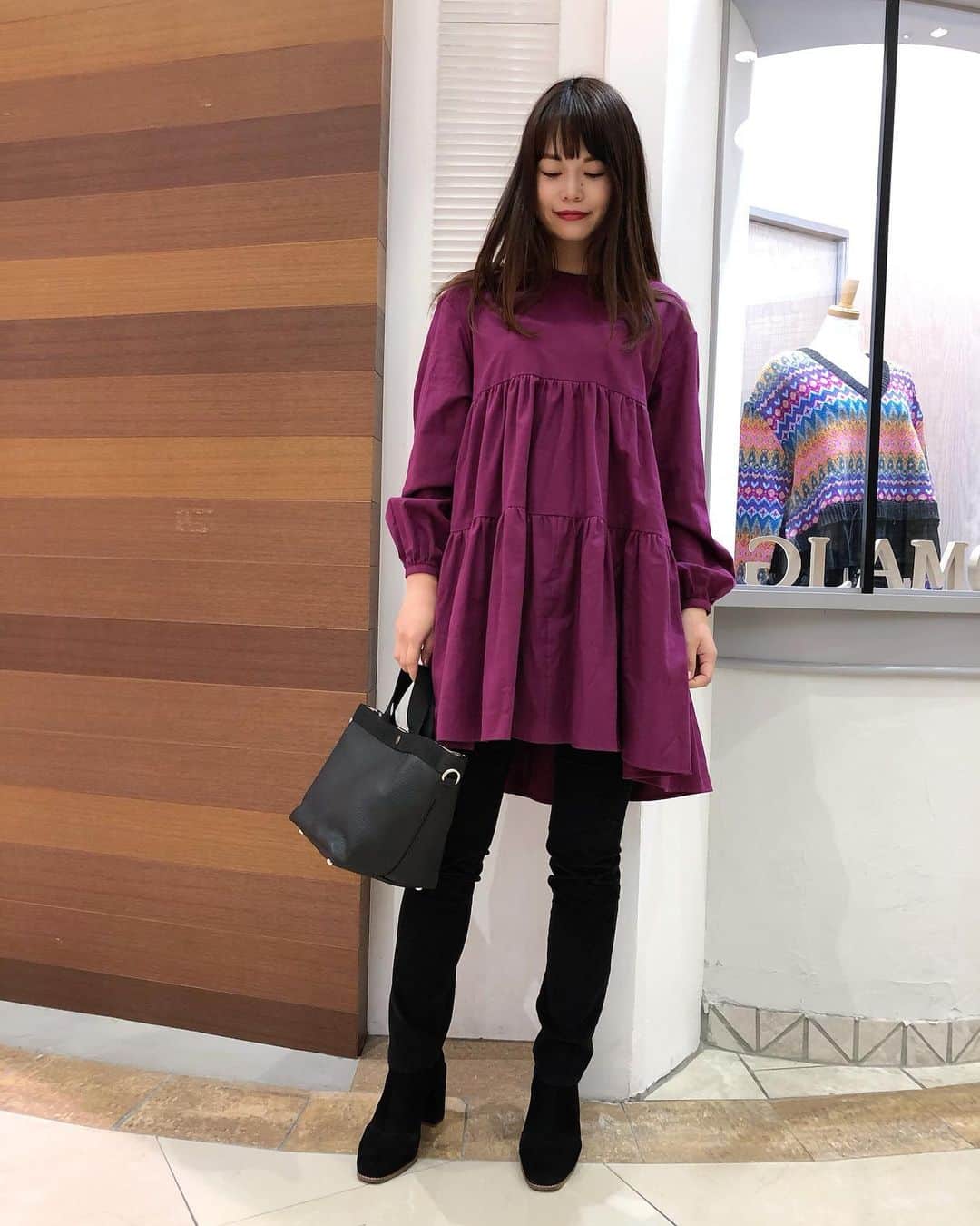 新谷美奈のインスタグラム：「.﻿ ﻿ 冬コーデのマンネリ解消には﻿ キレイ色が特効薬💜👨🏻‍⚕️﻿ 春はデニムで着てもかわいいですね🥰﻿ ﻿ Nina mew﻿ blouse ¥22,000+tax→¥15,400+tax﻿ pants ¥15,000+tax﻿ bag ¥9,200+tax﻿ _______________________________________﻿ 本日15日(金)は﻿ ✔︎ゆめポイント5倍！﻿ ✔︎ギャザーポイント2倍！﻿ 皆様のご来店お待ちしております☺️﻿ ﻿ @ninamew_official#Ninamew#ニーナミュウ#ゆめタウン#ゆめタウン佐賀#セレクトショップ#selectshop」