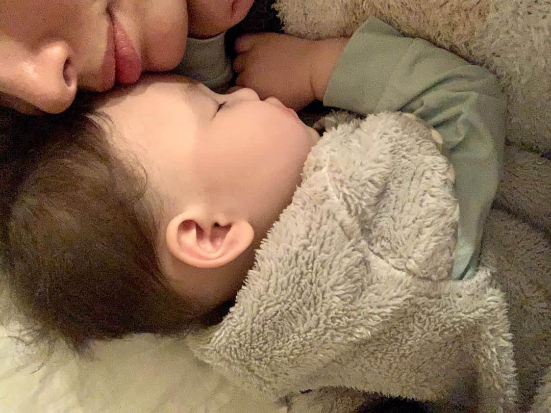高松チェルシーリナのインスタグラム：「. ちょい後ろから見た赤ちゃんの横顔って本当かわいいよなぁ🥰💕 . #女の子ベビー#生後10ヶ月#2020年生まれ#女の子ママ」