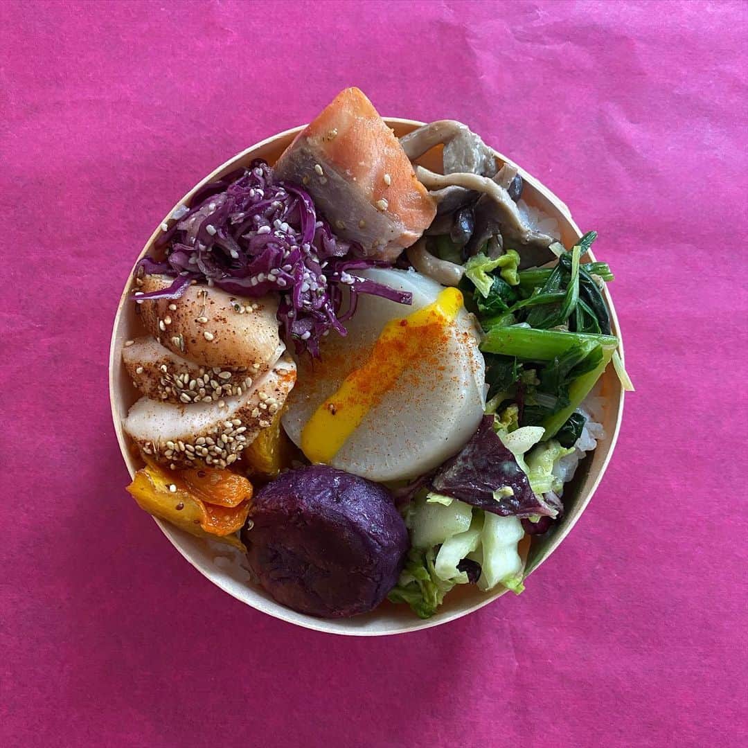 MOMOEのインスタグラム：「お弁当  本日もたくさんのご注文ありがとうございました♡ 鮭は自然栽培柚子で、柚庵焼き  #diary #bento #organic #momoe  #momoegohan」