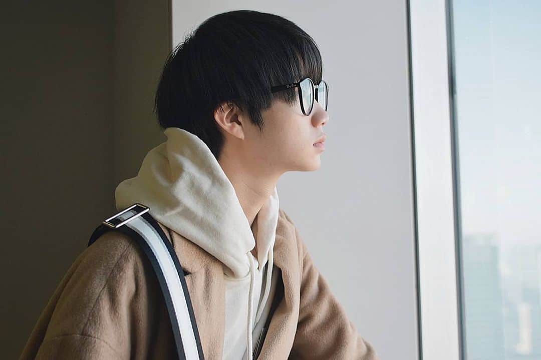 外山将平のインスタグラム：「こんにちは！  最近はまた自炊をすることが多くなってきたので 新しい料理にチャレンジしていこう👨‍🍳  photo by:key #photooftheday#camera#portrait#model#外山将平#役者#俳優#今日の外山#ootd#Nikon#一重 #写真#撮影#カメラ#ポートレート#ファインダー越しの私の世界#カメラ好きな人と繋がりたい#作品撮り#黒髪#fashion#natural#ホワイトコーデ#オーバーサイズ#ゆるコーデ#winter#drmartens#マーチン男子#おうち時間#雪」