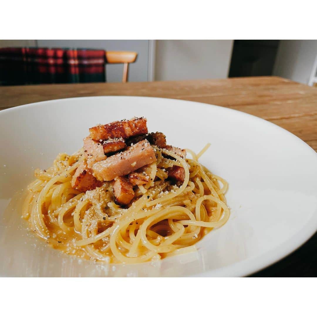 竹中友紀子のインスタグラム：「#おうちごと おうちランチ🍽 珍しくパスタ 昨年末にカルボナーラ作ったら 追究心に火がついてしまい 最近週一ペースで作っています^^;  今回は生クリームも牛乳もなし 全卵を使いました  生クリーム or 牛乳ありなし 全卵なのか卵黄のみ使うのか  いろんな派にわかれると思いますが みなさんは何派ですか？」
