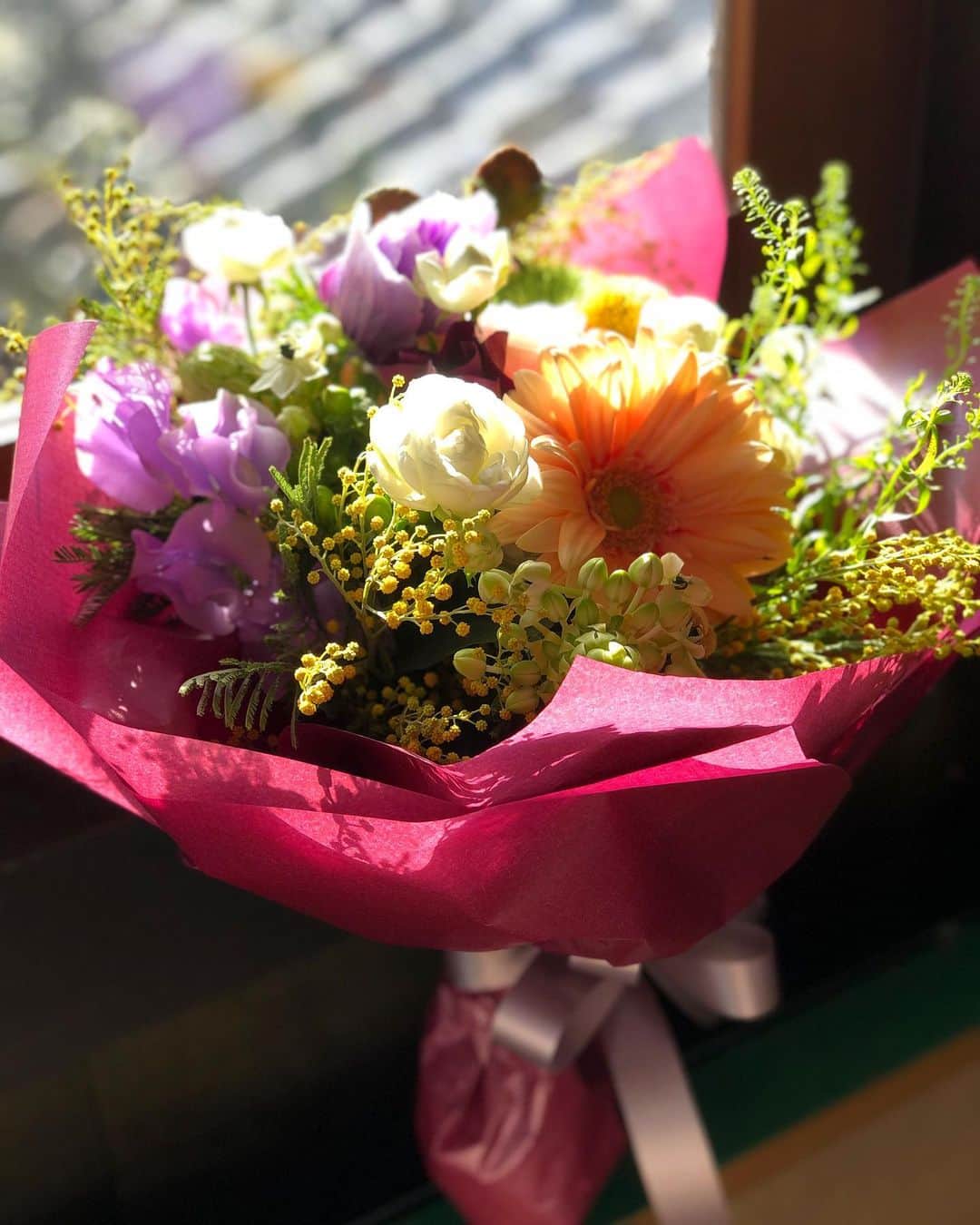 アンヘロ・カロ・ヌエバスのインスタグラム：「あっという間に週末です。 ステイホーム用に是非お花をどうぞ。 本日も1000円花束、ご用意してます。  あ、写真は1000円花束ではございませんので悪しからず。  #flowers  #花のある暮らし  #bouquet  #ブーケ #flowershop  #花屋」