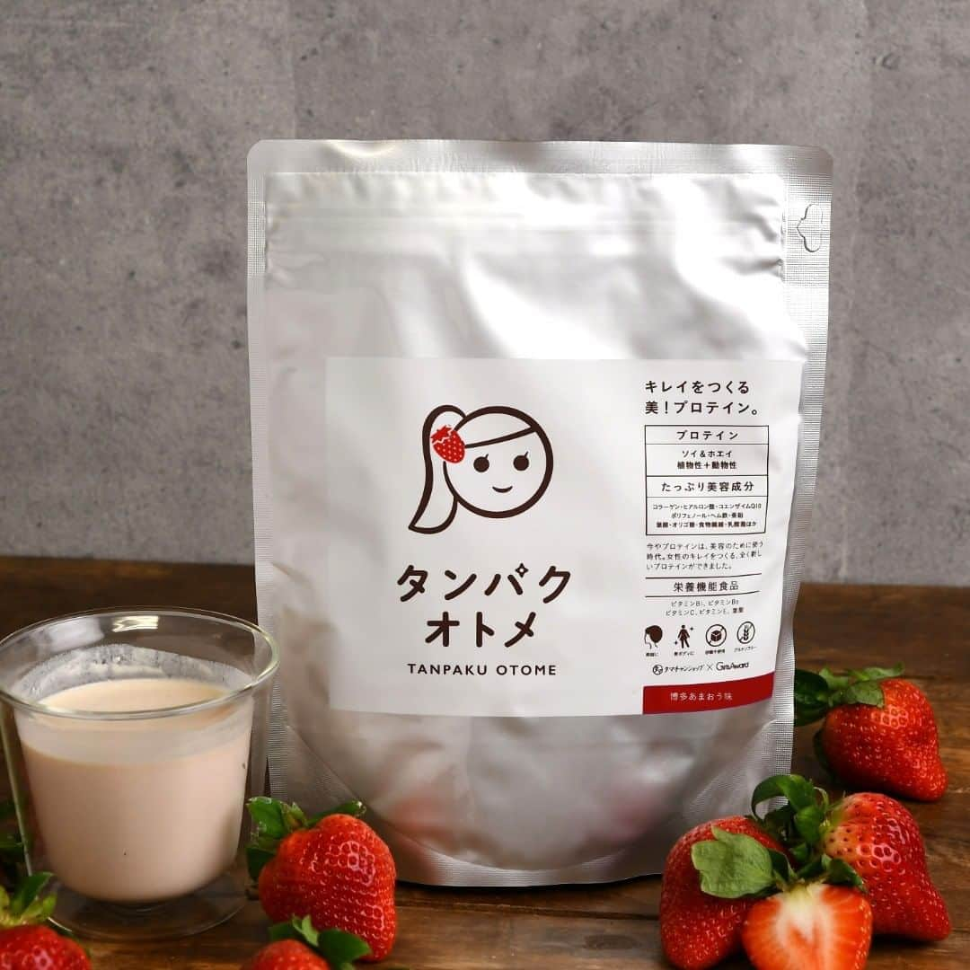 タマチャンショップさんのインスタグラム写真 - (タマチャンショップInstagram)「＼1月15日はイチゴの日🍓／  「タンパクオトメ 博多あまおう味」 通常サイズで限定発売！   予想以上の反響で、大変申し訳ございません。 ご用意した5000袋が、早くもご予約殺到で完売間近！   これまでは分包セット限定だった「タンパクオトメ 博多あまおう味」が、多くのお客様からのリクエストを受けて、大きなサイズ（260g入）で仲間入り🍓   福岡県産の「あまおう」は「あかい・まるい・おおきい・うまい」 がネーミングの由来となっている、全国でも人気のブランド苺🍓この果汁末を贅沢に使用した甘酸っぱい美容プロテインは、冬の美活にもぴったり♪   イチゴがほんのり薫る、 甘さ控えめで、子供から大人まで美味しくプロテイン生活を美味しく続けられます。 ぜひ、いちご味のおいしいタンパクオトメを、美容やダイエット時の栄養補給にお役立てください。   ただいま、公式オンラインストアおよび各通販ショップで絶賛販売中。  ぜひチェックしてくださいね。   ※実店舗でも1月15日に発売予定ですが、寒波による雪の影響で入荷が遅延する可能性があります。  一部店舗によっては発売時期が前後することがございますので、予めご了承ください。  完売の際は予めご了承くださいませ。   #タンパクオトメ #タンパクオトメ博多あまおう味 #タマチャンショップ #tamachanshop #博多あまおう #あまおう #苺味 #イチゴ味 #いちごの日 #プロテイン #タンパク質 #ストロベリー #トレーニング #ヨガ #ピラティス #運動 #ランニング #おうちでトレーニング #ダイエット #プロテイン女子 #プロテインダイエット #プロテイン生活 #タンパク質摂取 ＃高タンパク #糖質制限 #新発売」1月15日 11時16分 - tamachanshop