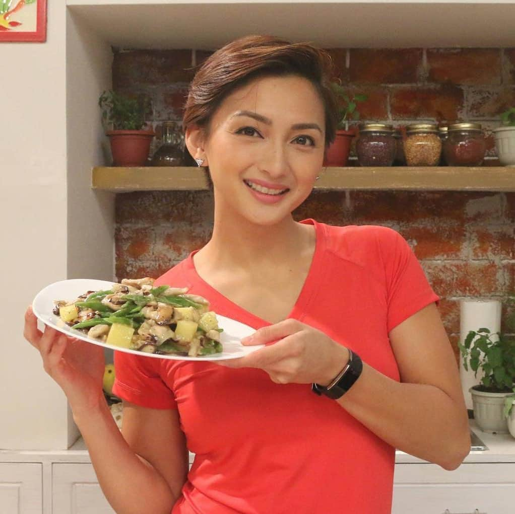 Iya Villaniaさんのインスタグラム写真 - (Iya VillaniaInstagram)「#Mamazing mommies! Today, I will be preparing a nutritious dish to complement all your working out! Ready na ba kayo?  Follow us on @mamazingmoms and @cookmunitybyajinomotoph for more! #EatWellLiveWellStayWell #CookmunitybyAjinomotoPH」1月15日 11時16分 - iyavillania