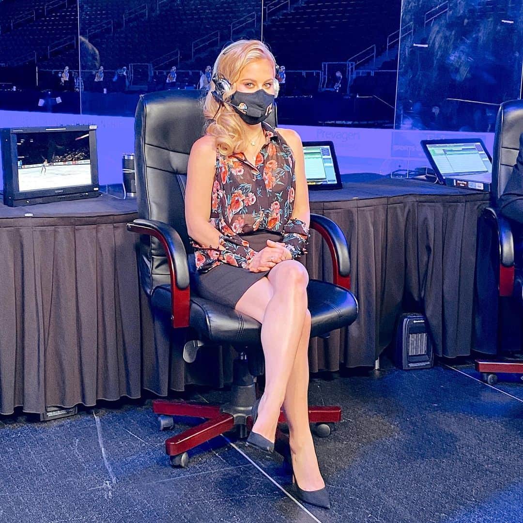 タラ・リピンスキーのインスタグラム：「Safely in the Nationals Bubble. It’s incredible that the right protocol was put in place to still hold this event. I love a Nationals even one that definitely feels very different. Cardboard cut-outs instead of an audience and long distance waves to all my favorite people instead of hugs. But it’s still a Nationals and as long as I have my two guys next to me, I’m happy. Goodness, I love my job and this sport. ❤️ Top by @misa_losangeles  #toyotauschamps21 #figureskating #inthebubble」
