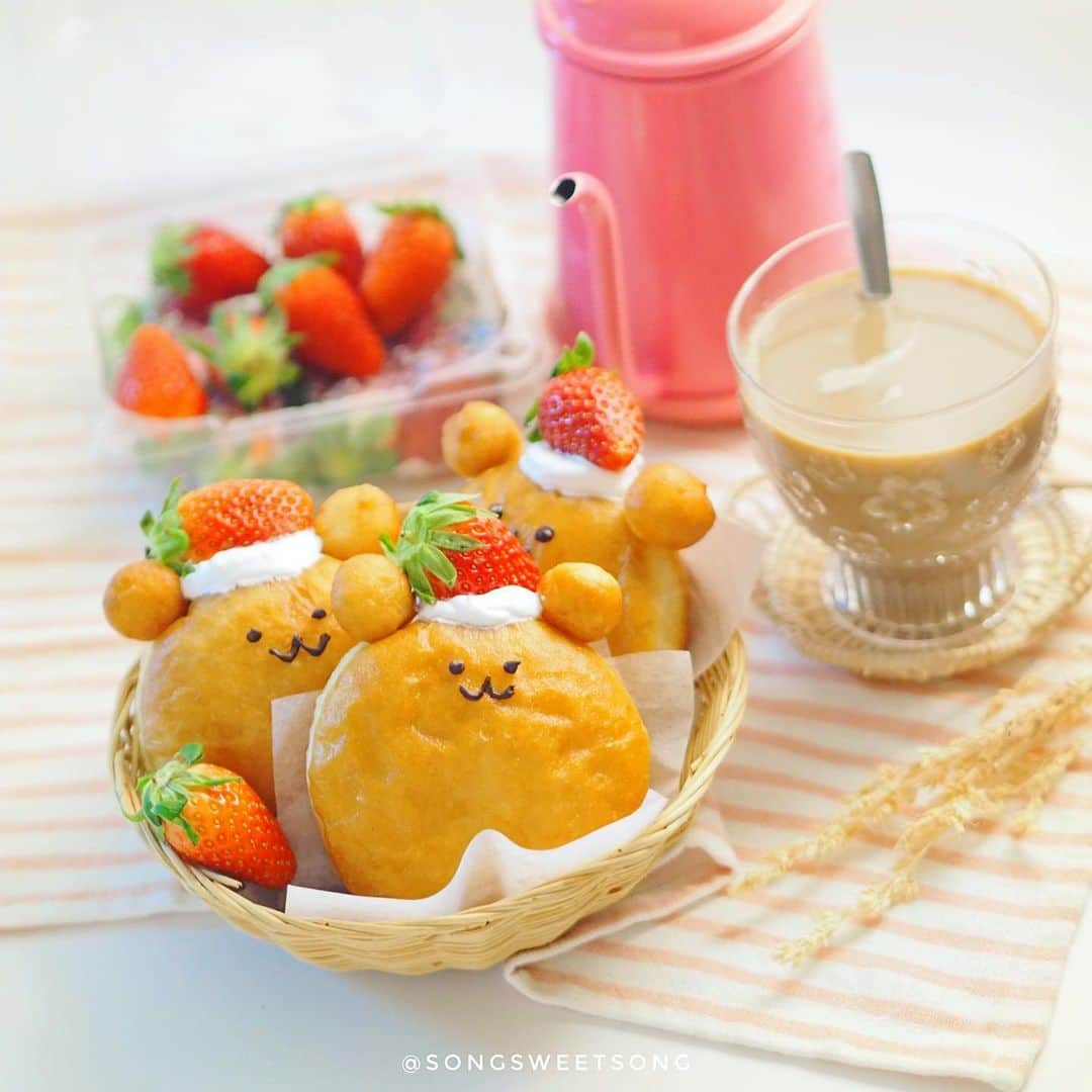 Song Sweet Songのインスタグラム：「🐻🍩 Today's menu is Teddy Donuts ❤︎ 今日のメニューはクマさんのドーナツです〜 ❤ ︎กำลังทดลองสูตรโดนัท ตั้งใจว่าจะทำวางขายที่ร้าน รูปโดนัทก็จะเยอะนิดนึงนะฮะ 😋💕  #songsweetsong #songsweetsong_donut #donut #ドーナツ #instafood #cutefood ##cafeathome #おうちカフェ #냠스타그램 #냠냠 #먹스타그램 #먹스타 #homecafé   @mavenjapan 時計の ❤︎クーポンコード 【songsky95】 を入力で10%OFFになるので、 よかったら作ってください。 (本日より1年間有効)  ＃マベン #マベンウォッチズ#時計 #腕時計 #mavenwatches #クリスマス #ギフト」