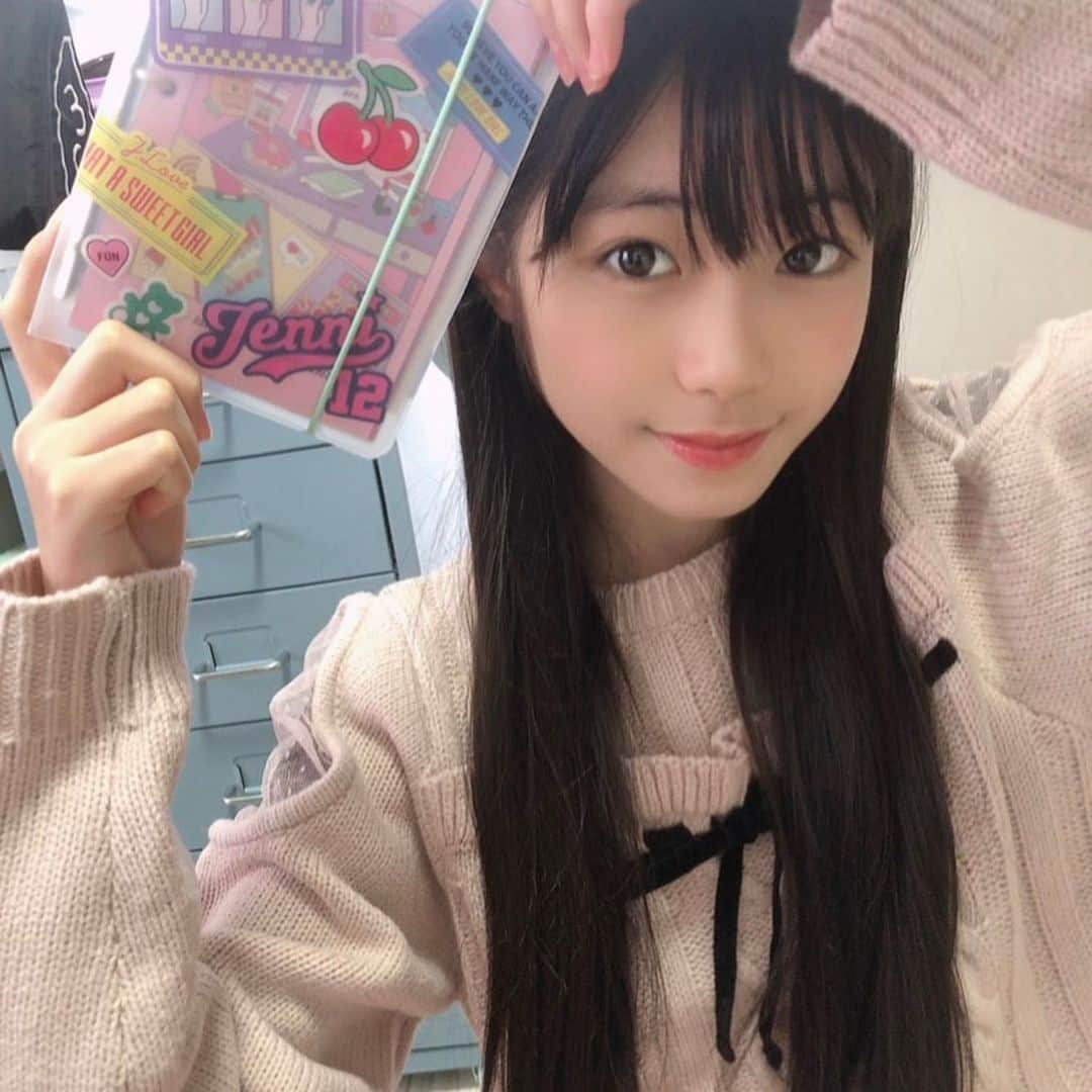 ニコ☆プチのインスタグラム：「ミアイのふろくの使い方🌟 お友達とのプリクラはるのもいいね〜😚  ニコ⭐︎プチ2月号の付録はjenni  loveのシステム手帳🌈💕　みんなはもう使ってるかな❓  なんとバインダータイプだからオリジナルに可愛くカスタマイズできてすっごくお気に入り！ みあいはシールを貼ったりしてデコって愛用中だよ😻  後ろのページにはお友達や妹とのお気に入りのプリクラを貼ったり今年の目標を書いてみたりととっても使いやすいよ✨✨ みんなも可愛く使ってね〜💕  #ニコプチ #ニコプチふろく #プチモのふろくの使い方  #ニコプチふろくのある生活  #ジェニィラブ #jennilove #ふろく #濱崎心愛」