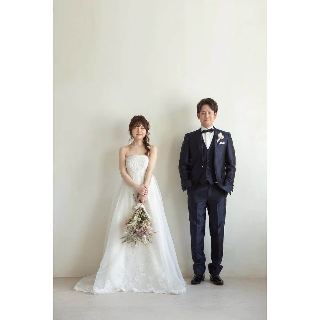 studioTVB NARAさんのインスタグラム写真 - (studioTVB NARAInstagram)「洋装ハウススタジオ✨ : ドライフラワーはおしゃれな 雰囲気を演出してくれます🍁  : お2人のやりたい事、 わたし達スタッフにご相談ください🦌 : : : ウェディングフォトシャワー開催決定！！﻿ ﻿ 今回は初の夏開催が決定！﻿ 1/16(土)17(日)スタジオ TVB奈良店で開催します。﻿ ご来店、オンラインでもご参加いただけます♪﻿ ﻿ 毎回ご好評の当日ご成約のお客様限定、﻿ \福引特典/1等はなんと……﻿ ﻿ "料金総額より10万円off！！"﻿ ﻿ また、ご来店いただいた お客様には心ばかりですが、﻿ プレゼントもご用意しております〜﻿ ﻿ 「フォトウェディングてどんな感じかな？？」﻿ 「ちょっと気になる、、、🥺」﻿ ﻿ 少しでもご興味がある方はぜひ、﻿ お気軽にお問い合わせくださいませ！﻿ スタッフ一同心よりお待ちしております🦌﻿ :﻿ :﻿ 当スタジオでは衛生管理を徹底し、お客様に安心してご来店いただける準備をしております。﻿ :﻿ :﻿ 奈良店オフィシャルサイト﻿ http://www.studiotvb-nara.jp/﻿ :﻿ :﻿ スタジオTVB奈良🦌 ﻿ :﻿ :﻿ #2021春婚﻿ #2021夏婚﻿ #前撮り﻿ #後撮り﻿ ﻿ #ウェディングドレス﻿ #ウェディングフォト﻿ #フォトウェディング﻿ #花嫁ヘア﻿ #スタジオ前撮り﻿ ﻿ #花嫁さんと繋がりたい﻿ #プレ花嫁﻿ #奈良前撮り﻿ #日本中のプレ花嫁さんと繋がりたい﻿ #全国のプレ花嫁さんと繋がりたい﻿ #オシャレさんと繋がりたい﻿ #スタジオTVB奈良店﻿ #奈良公園﻿ #鹿  #色打掛﻿ #白無垢﻿ ﻿ #marry花嫁﻿ #関西花嫁﻿ #ドライフラワー﻿ #wedding﻿ #ヘアメイク﻿ #結婚式﻿ #ロケーション撮影﻿ ﻿ #撮る結婚式﻿ #大阪前撮り」1月15日 11時34分 - studiotvb_nara