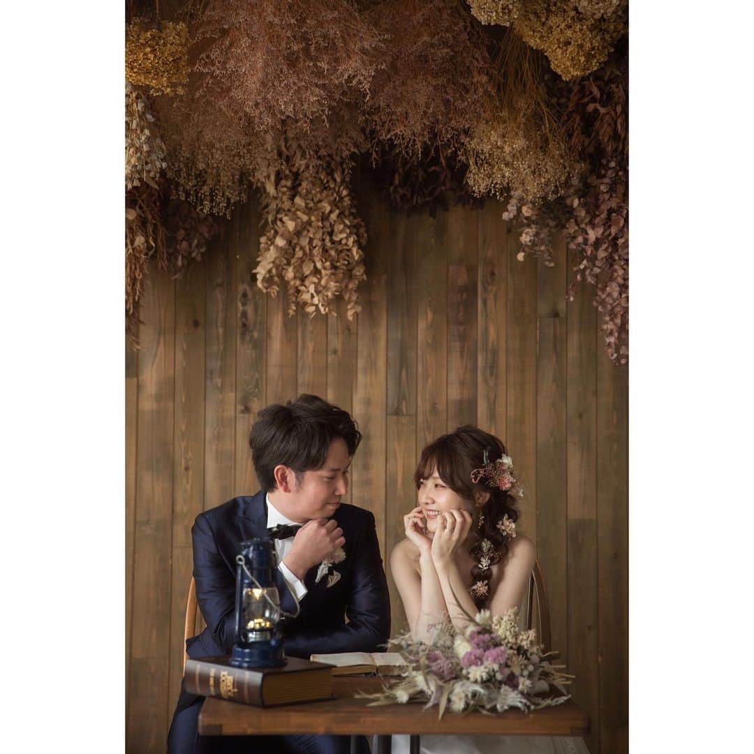 studioTVB NARAさんのインスタグラム写真 - (studioTVB NARAInstagram)「洋装ハウススタジオ✨ : ドライフラワーはおしゃれな 雰囲気を演出してくれます🍁  : お2人のやりたい事、 わたし達スタッフにご相談ください🦌 : : : ウェディングフォトシャワー開催決定！！﻿ ﻿ 今回は初の夏開催が決定！﻿ 1/16(土)17(日)スタジオ TVB奈良店で開催します。﻿ ご来店、オンラインでもご参加いただけます♪﻿ ﻿ 毎回ご好評の当日ご成約のお客様限定、﻿ \福引特典/1等はなんと……﻿ ﻿ "料金総額より10万円off！！"﻿ ﻿ また、ご来店いただいた お客様には心ばかりですが、﻿ プレゼントもご用意しております〜﻿ ﻿ 「フォトウェディングてどんな感じかな？？」﻿ 「ちょっと気になる、、、🥺」﻿ ﻿ 少しでもご興味がある方はぜひ、﻿ お気軽にお問い合わせくださいませ！﻿ スタッフ一同心よりお待ちしております🦌﻿ :﻿ :﻿ 当スタジオでは衛生管理を徹底し、お客様に安心してご来店いただける準備をしております。﻿ :﻿ :﻿ 奈良店オフィシャルサイト﻿ http://www.studiotvb-nara.jp/﻿ :﻿ :﻿ スタジオTVB奈良🦌 ﻿ :﻿ :﻿ #2021春婚﻿ #2021夏婚﻿ #前撮り﻿ #後撮り﻿ ﻿ #ウェディングドレス﻿ #ウェディングフォト﻿ #フォトウェディング﻿ #花嫁ヘア﻿ #スタジオ前撮り﻿ ﻿ #花嫁さんと繋がりたい﻿ #プレ花嫁﻿ #奈良前撮り﻿ #日本中のプレ花嫁さんと繋がりたい﻿ #全国のプレ花嫁さんと繋がりたい﻿ #オシャレさんと繋がりたい﻿ #スタジオTVB奈良店﻿ #奈良公園﻿ #鹿  #色打掛﻿ #白無垢﻿ ﻿ #marry花嫁﻿ #関西花嫁﻿ #ドライフラワー﻿ #wedding﻿ #ヘアメイク﻿ #結婚式﻿ #ロケーション撮影﻿ ﻿ #撮る結婚式﻿ #大阪前撮り」1月15日 11時34分 - studiotvb_nara