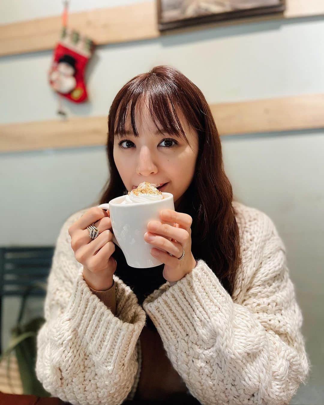 杉ありささんのインスタグラム写真 - (杉ありさInstagram)「❄️ こんにちわ💛 今日凍える〜！ ここ二日間は暖かかったので息子を連れて公園へ🌿 凄いですよね子どもって。 もうすぐ二歳なんですが、余裕で二時間は同じ公園で遊んでいました！ 母の体力づくりもいよいよ本番という感じになってきたので頑張らねば!!  打って変わって今日はまたとーっても寒いですね🍃 寒暖差で体調など崩されないようにお気を付け下さい🤍  またまた背景クリスマス感の去年の写真です☕️笑 これ髪の毛のピンクっぽさちょっと分かるかも！💗 今は残念ながらもう落ちてしまいましたが… 次はどんな感じにしようかな♬」1月15日 11時29分 - itsmeariiisa