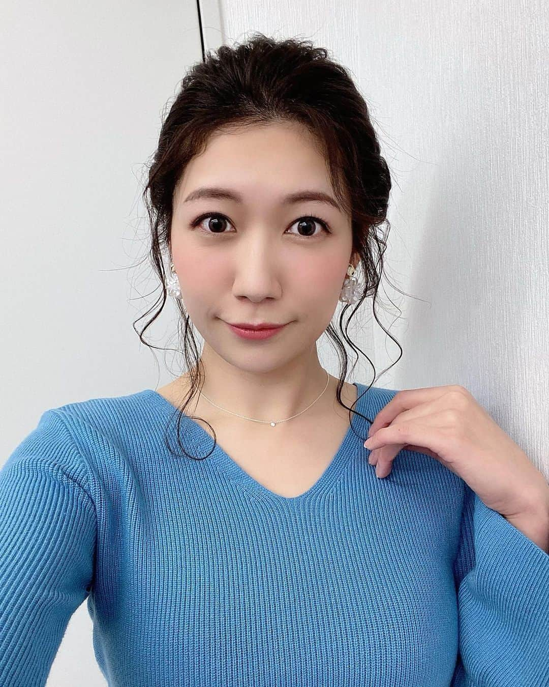 穂川果音さんのインスタグラム写真 - (穂川果音Instagram)「hair style  今年になって初めての、かのんヘアです😊♪わーい✨  　#hairstyle #hairarrange #かのんヘア　#アップヘア　#アベプラ　#abematv  #穂川果音  #気象予報士　#イヤリング 　#まとめ髪」1月15日 11時32分 - hokawakanonn