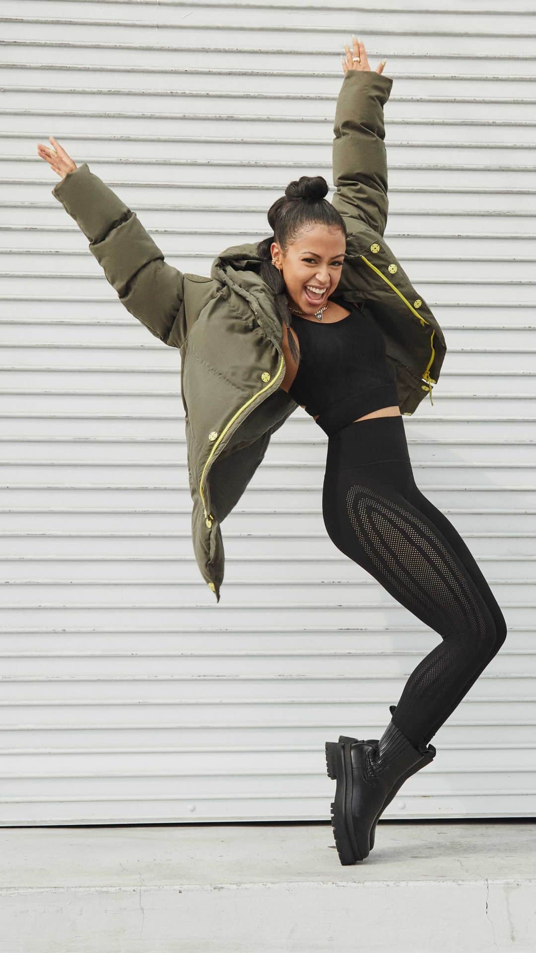 リザ・コッシーのインスタグラム：「One take wonder, baby  Why yes, I did indeed design this puffer... with @fabletics」