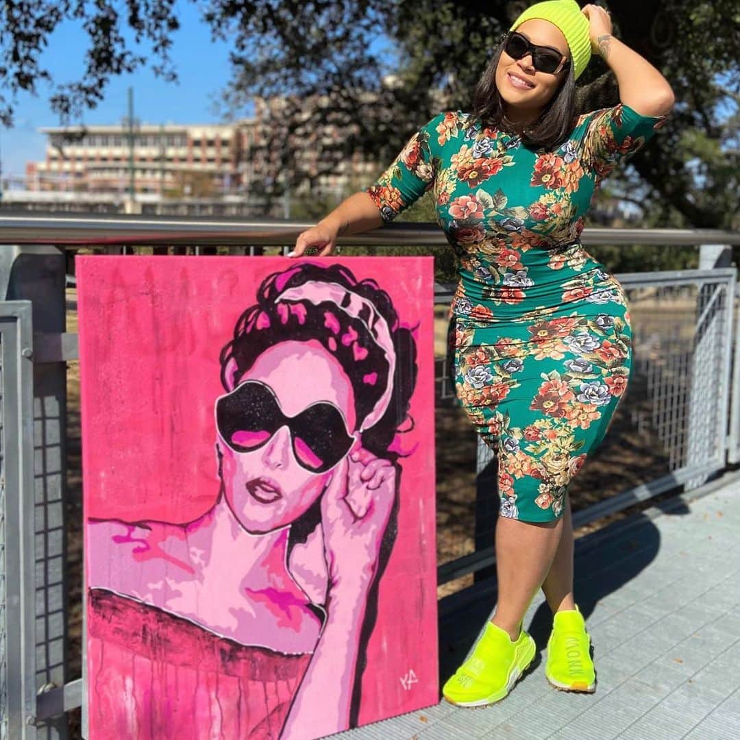 アリス+オリビアのインスタグラム：「I recently became Instagram friends with the amazing artist @kaymahdraws who lives and works in Houston, rocks my clothes with incredible style and paints entirely in pink!!! I love this portrait she made me! (Check out her work!!)」
