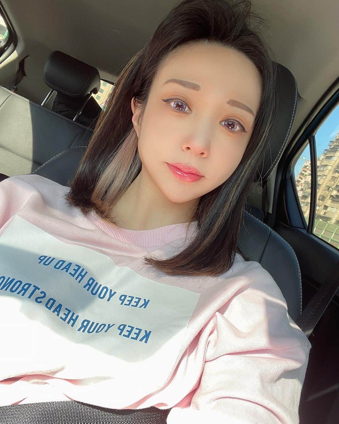 千尋のインスタグラム：「早安❤️おはよう☀ 換新髮型啦 好喜歡這次的造型💓💓  聽說上很流行的耳圈染（？  設計師 @oct.hook  @woopark.studio   #耳圈染」
