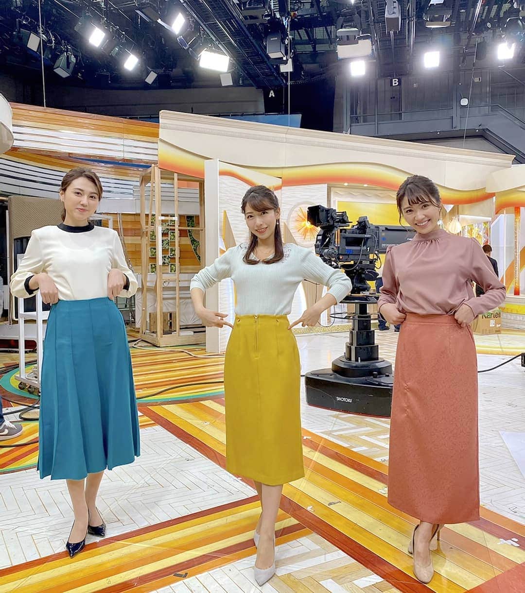 TBS「はやドキ！」のインスタグラム：「衣装のスカートが信号機カラーだった私たち🚥♪！﻿ ﻿ もちろんたまたまですが😂﻿ 本番終了後に写真を撮っている時に気付きました☀️﻿ ﻿ ﻿ 撮影時のみマスクを外しています。﻿ ﻿ 小野寺﻿ ﻿ ﻿ #ootd﻿ #信号機カラー﻿ #信号トリオ﻿ #山形純菜﻿ #小野寺結衣﻿ #アナウンサー﻿ #久保井朝美﻿ #気象予報士﻿ #はやドキ﻿ #tbs」