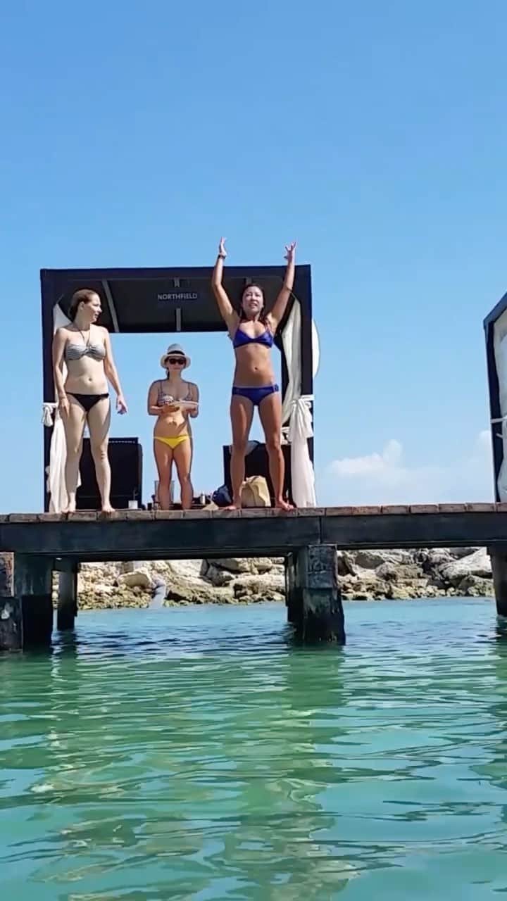 ジェイミー・チャンのインスタグラム：「You can’t do a front flip to save your life but love you for trying! Happy Birthday @jwoozy You’re an incredible friend, mother and teacher. We are so lucky to have you in our lives. Thanks @joyceface @annetot421 for resending this gem! Can’t believe this was 6 years ago!」