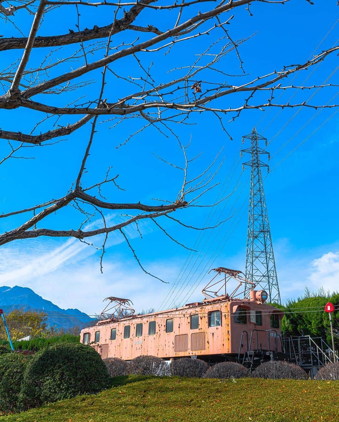 東京電力ホールディングス株式会社さんのインスタグラム写真 - (東京電力ホールディングス株式会社Instagram)「鉄塔と電車模型(2020年11月撮影) Steel tower and Model train  #東京電力 #東電 #tepco #山梨 #yamanashi #鉄塔 #電線 #電線と空 #送電線 #送電鉄塔 #鉄塔の会 #鉄塔好き #鉄塔と空 #鉄塔のある風景 #空のある風景 #ファインダー越の風景 #電車のある風景 #鉄道風景 #鉄道情景 #情景 #誰かに見せたい景色 #青空 #青空と雲 #冬晴れ #steeltower #pylon #nwdel #steeltower_artistic #electricwire #powercable」1月15日 12時00分 - tepco.official