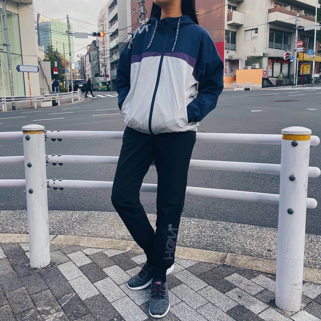 HeM sportsのインスタグラム：「冬のジョギングには、ファッション性と機能性を叶えたHeM sportsの上下セットアップとスニーカーがおすすめ💁‍♀️﻿ ﻿ ポリエステル素材でストレッチ性のあるMULTITEX素材を使用したジャケット&パンツは、裏地が起毛トリコットを使用しているので暖かく、体型を選ばず使えるゆるっとしたシルエットが嬉しい✨﻿ ﻿ また足に優しくフィットするクッションスニーカーと合わせれば、出かけるときも紐を結びなおしたりする手間もありません◎﻿ ﻿ ******************************************﻿ ■MULTITEX裏トリコットストレッチジャケット﻿ ￥5,478（税込）《SALE》﻿ ■MULTITEX 裏トリコットストレッチパンツ﻿ ￥5,478（税込）《SALE》﻿ ■フレックスクッションスニーカー﻿ ￥4,290（税込）﻿ ******************************************﻿ ﻿ 商品の詳細はプロフィールページのURLからご覧ください💨﻿ ﻿ #HeMsports #HeM #yoga #running #ヘム #ヘムスポーツ #スポーツウェア #ランニングウェア #裏起毛パンツ #トレーニングウェア #裏起毛パーカー #ヨガウェア #冬コーデ #パーカーコーデ #パーカー女子 #アスレジャーファッション #スポーティコーデ #スポーティーコーデ #ラフコーデ #黒パンツ #カジュアルコーデ #今日のウェア #ハシリマスタグラム　#ランニングシューズ #ランシュー #ストレッチパンツ #ネイビーコーデ #ウォーキングシューズ #ウォーキングコーデ﻿」