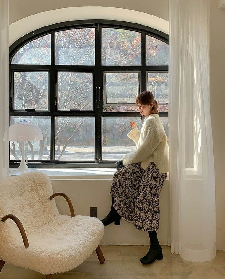 imvelyジャパンのインスタグラム：「🆕本日の新作5%OFF🆕  1枚で着てもカワイイ💖 ニットと合わせて着てもカワイイ💖 コートやジャケットと着てもカワイイ💖 黒地にホワイトの大きめのフラワーパターンが とってもカワイイワンピースです(⑅•ᴗ•⑅)♡  詳細はサイトでチェックしてください💡  #イムブリー#IMVELY#ワンピース#大人カジュアル#大人可愛い#ootd#デイリー #カジュアルコーデ」