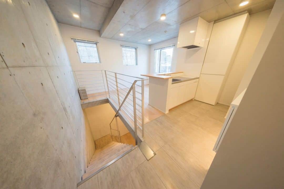 せたがやクラソンのインスタグラム：「『ON/OFF 205』﻿ ﻿ ・小田急小田原線世田谷代田駅 徒歩9分 ・16.5万円・46.54㎡・1LDK ___________________________________________________________________﻿  「世田谷代田」駅と「若林」駅との間ぐらい。新築のマンションができました。 小田急線・世田谷線と2路線、環七通りにはバスも通ってます。環七通りが近くにあるとはいえ、とっても静かな立地。  近くには家電量販店・コンビニ・ファミリーレストラン。公園もありました。 お仕事で煮詰まったとき、今日はもうつかれたから、外でご飯が食べたいってとき、ファミレスの存在は偉大です。  205号室は1階と地下にお部屋のあるタイプ。コンクリート打ち放し、フローリング、白壁の組み合わせがスタイリッシュなお部屋です。  下階部分のリビングダイニングはキッチンを見渡したくなるいい眺め。  ここのキッチンでお料理をして、ご飯を食べたり、お仕事をするスペースにして、 間接照明がふんわりやさしい地下はリラックスできる空間に。  生活の場所を使いわけて、オンとオフをたのしむ暮らしをはじめましょう。  ▼この物件の詳細、﻿ そのほかのお部屋はプロフィールのリンクから﻿ @setagayakurasson﻿ ___________________________________________________________________﻿ ﻿ 「オンラインでお部屋探し」スタートしました！ ご相談お待ちしております。 ﻿ ﻿https://setagayakurasson.com/online _____________________________________________________________________﻿ ﻿ #せたがやクラソン #せたがやンソン #賃貸 #お部屋探し #オンラインお部屋探し #引っ越し #内見 #部屋 #ワンルーム #ひとり暮らし #ふたり暮らし #好きな街 #暮らしを楽しむ #キッチン #家具 #世田谷 #賃貸インテリア #リノベーション #コンシェルジュ #世田谷のお部屋探し  #小田急線 #世田谷代田 #世田谷線 #暮らしを楽しむ #キッチン #コンクリート打放し #地下 #外観デザイン #デザイナーズマンション #フローリング」