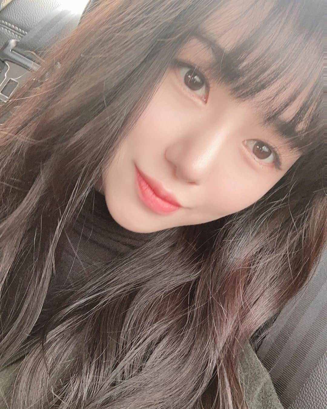 ミナさんのインスタグラム写真 - (ミナInstagram)「🧏🏻‍♀️헤어 #정샘물 @hairyoun 상윤 디자이너님 🧏🏻‍♀️메컵 #정생물 @ms.minseo 민서 실짱님 🧏🏻‍♀️한분은 자꾸 딴소리하시고, 한분은 휴대폰 잃어버리시고, 한명은 쓰레기통에 가방버린적이 있지만 셋이 잘~통한다!👍🏻  #변신 #완료 #정샘물 #헤어 #메이크업 #화장」1月15日 11時53分 - kvwowv