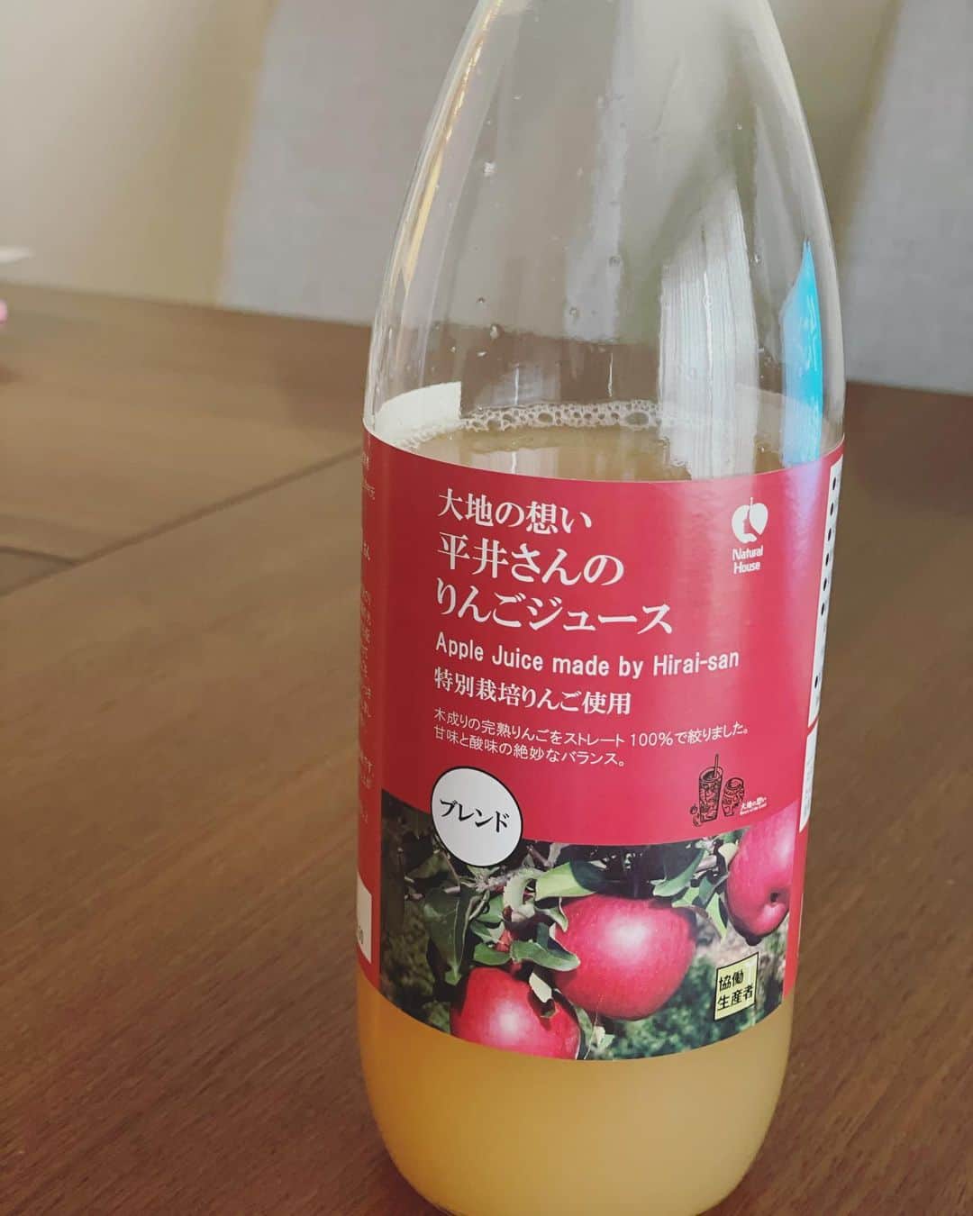 英玲奈のインスタグラム：「@naturalhouse_aoyama  で購入したりんごジュースが美味しい。 たまにはこんな贅沢を❤️ ずっと家にいるので美味しいご褒美が沁みる。  一定以上の値段を注文したら配達してくれるサービスもやってるし、 電話注文出来るし、 お子さんいる方におすすめ。  瓶のジュースなんかは重いから子連れで持ち帰りは大変なので助かります。  #りんごジュース #特別栽培りんご #娘 #生後1ヶ月  #女の子ベビー #女の子ママ #ママライフ  #お買い物 #配送」