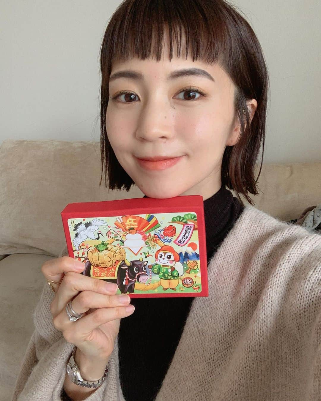 安田美沙子さんのインスタグラム写真 - (安田美沙子Instagram)「大好きなクッキー、かわい子ちゃんからもらいました😊たっぷりの粉糖、手作り感のある優しい味。そして季節限定のイラスト。 こどもの寝た隙にいただきます！ @shu_takada  ちゃんありがと❤️ . . . #cookie #お年賀　#とまらない #西光亭　#ありがとう　#幸せの味 #授乳でカロリー消費と言い聞かせて食べる」1月15日 11時55分 - yasuda_misako