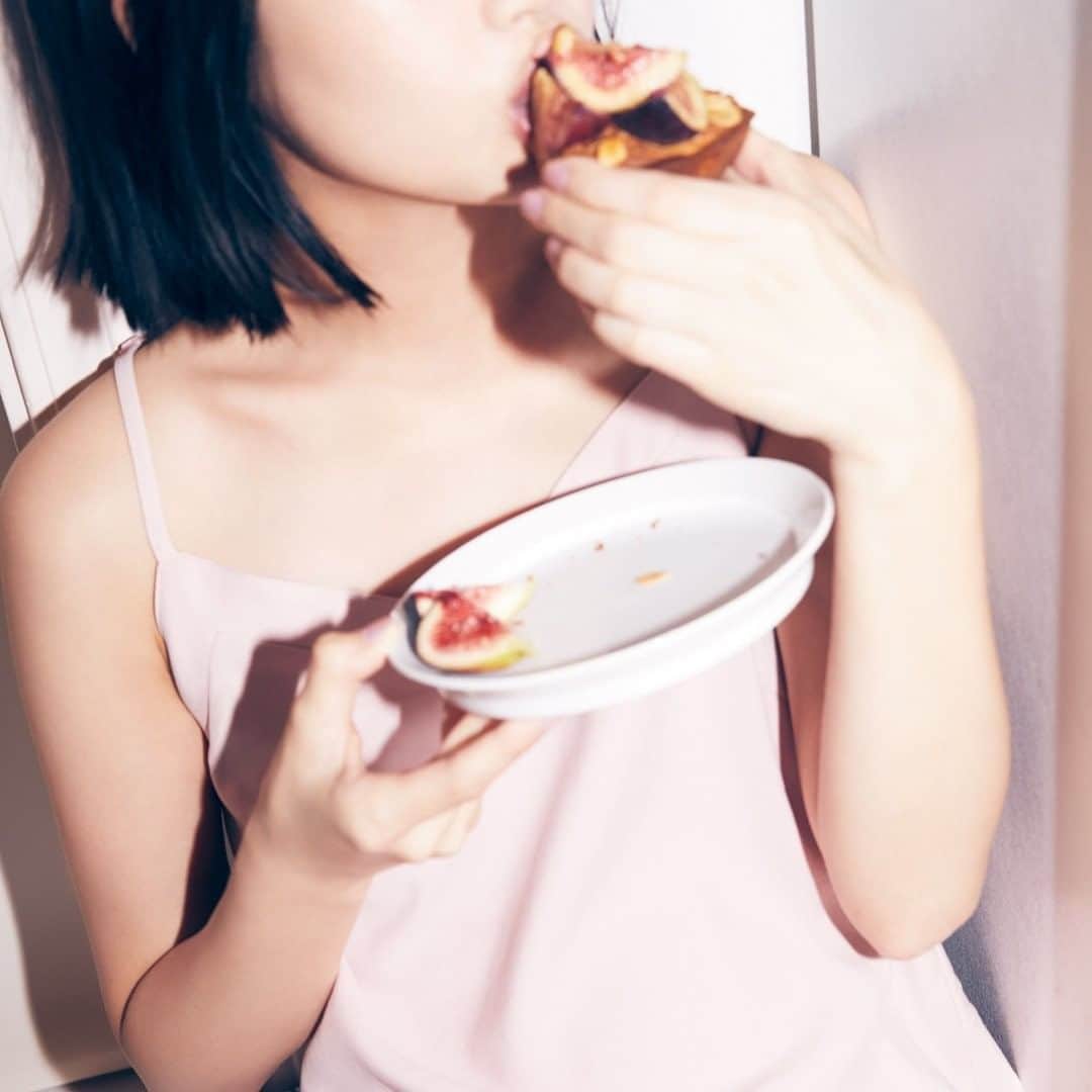 OPERA公式のインスタグラム：「バレンタイン限定色のブラウンリップ、先行販売中❣  ＜マスクに色が付きにくい、ティント処方のルージュ＞ リップティント 203 ブラウンフィグ   ご購入はプロフィールTOPのリンクからオンラインストアor全国のPLAZA・MINiPLAで✅ @opera_cosmetics  1月7日（木）公式オンラインストア/PLAZA・MINiPLA先行発売 1月21日（木）全国発売  #オペラブラウンリップ #オペラリップティント #オペラシアーリップカラー #LIPTINT #SHEERLIPCOLOR #リップティント #ティントリップ #リップグロス #operacosmetics」