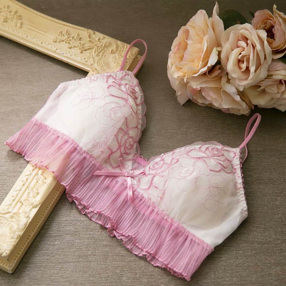 リサマリのインスタグラム：「﻿ ﻿ ﻿ 甘めなピンクカラーでとびきりロマンティックな雰囲気に💕﻿ プリーツのシアー感が、可憐な印象もプラスしてくれます。﻿ ﻿ 本日22時にインスタLIVEにて﻿ ハロンシリーズをご紹介❣️﻿ ぜひご覧ください😊💓﻿ ﻿ ﻿ 2021spring&summer ﻿ NEW collection﻿ ﻿ No.58056﻿ リサマリ ハロン ブラレット(M,Lsize)﻿ ¥2,750﻿ ﻿ ﻿ #risamagli﻿ #bra﻿ #lingerie﻿ #underwear」