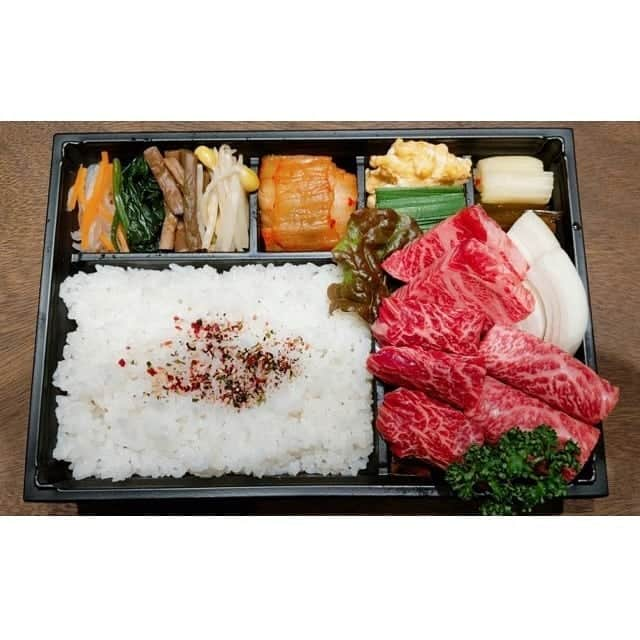 焼肉らんどのインスタグラム：「【焼肉あんど】本日12時から. 【テイクアウトメニュー】. .. 特上ロース弁当2500円（税込）.  和牛ミックス弁当1500円（税込）. . 厳選塩たん弁当1200円（税込）. . ご自宅用焼肉セットたれ付き3300円（税込）２名様. . 11時電話受付開始〜14時電話予約終了 12時から受け渡し開始〜14時30分受け渡し終了。. . ※ご注文頂いてからお作りするので少しお時間頂きます！. お電話での予約をおすすめ致します🙇‍♂. 焼肉あんど　072-929-9123. . #焼肉らんど #焼肉あんど #八尾市 #八尾 #近鉄八尾 #東大阪 #大阪 #八尾グルメ #近鉄八尾グルメ #東大阪グルメ #焼肉 #焼き肉 #八尾焼肉 #大阪焼肉 #無農薬野菜 #農業 #米がうまい #コロナ対策 #テイクアウト #八尾テイクアウト #焼肉テイクアウト」