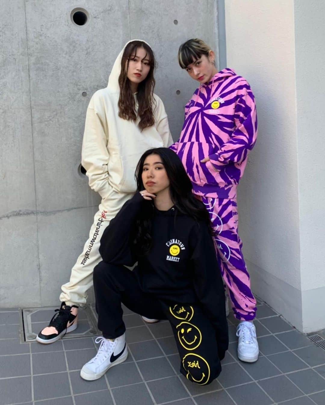 XGIRL_ootdさんのインスタグラム写真 - (XGIRL_ootdInstagram)「X-girl × CHINATOWN MARKET RECOMMEND COORDINATE  ・ ------------------------------ ・  X-girl store STAFF  @m_tein (158cm) @goth__cannivalism (162cm) @ayanaaan_26 (158cm) ▪️X-girl × CHINATOWN MARKET SMILEY(R) SWEAT HOODIE ¥12,500+tax ▪️X-girl × CHINATOWN MARKET SMILEY(R) SWEAT PANTS ¥10,000+tax  -----------------------------------」1月15日 12時10分 - xgirl_ootd
