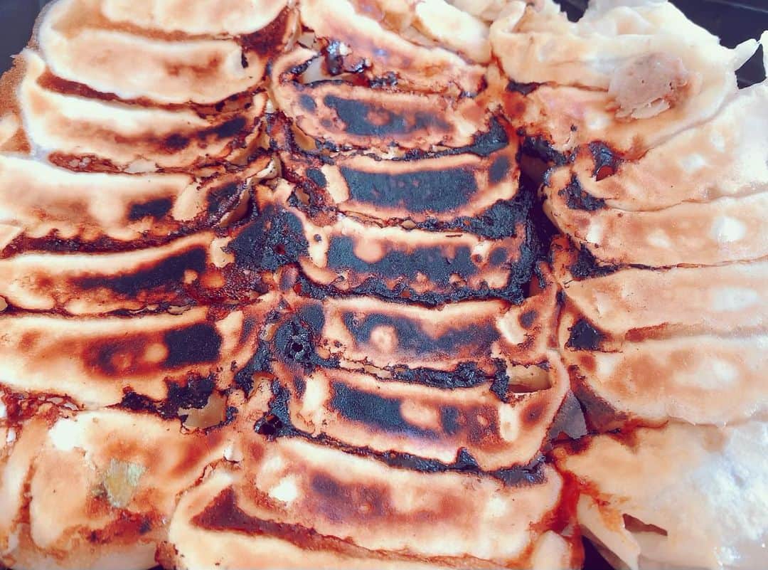 玉城ちはるのインスタグラム：「【 お昼ごはん爆笑】  安定して焦がしてしまった。。 うーむ笑笑  でもめっちゃ美味い^_^  食べたい餃子があり過ぎて 一気にお取り寄せしてしまったので届くまでに今ある餃子を食べるお昼  1人で食べられる量です。  はい、1人で食べます笑笑  牛肉100%でさっぱりしてるから 正直まだ食べられます爆笑 本当美味いよね  #黒餃子 #不知火牛肉100」