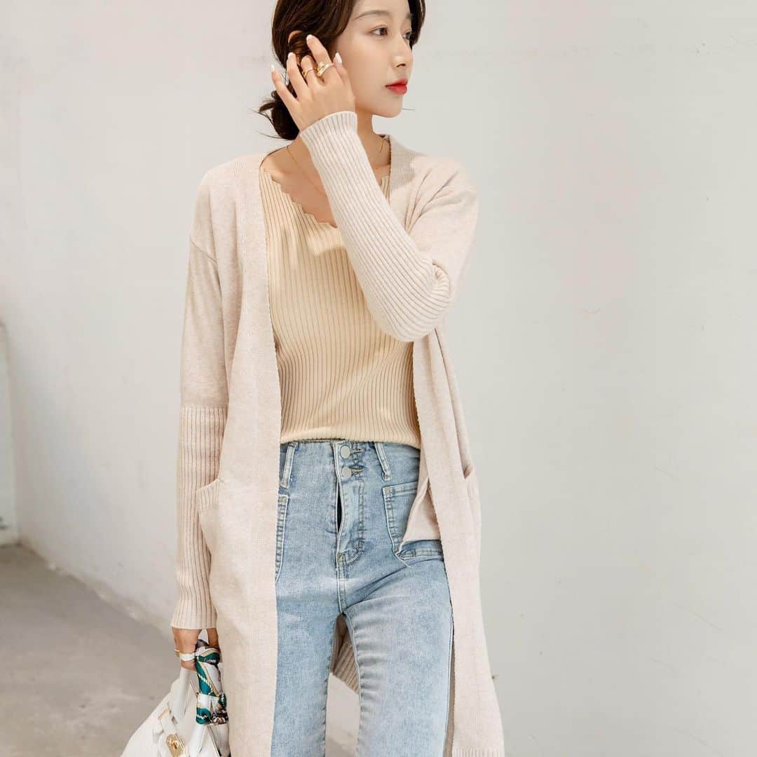 maison de LATIRのインスタグラム：「シンプルなロングカーディガンを今年らしいひざ下丈で仕上げました。 リブ編みが着心地よくてキュート。 体にやさしくフィットする女性らしいフォームで知的美人をめざしましょう。  ↓ご購入はこちらから↓ @maison_de_latir #maison_de_latir #メゾンドラティール #https://shop-list.com/women/brand/maison-de-latir/」
