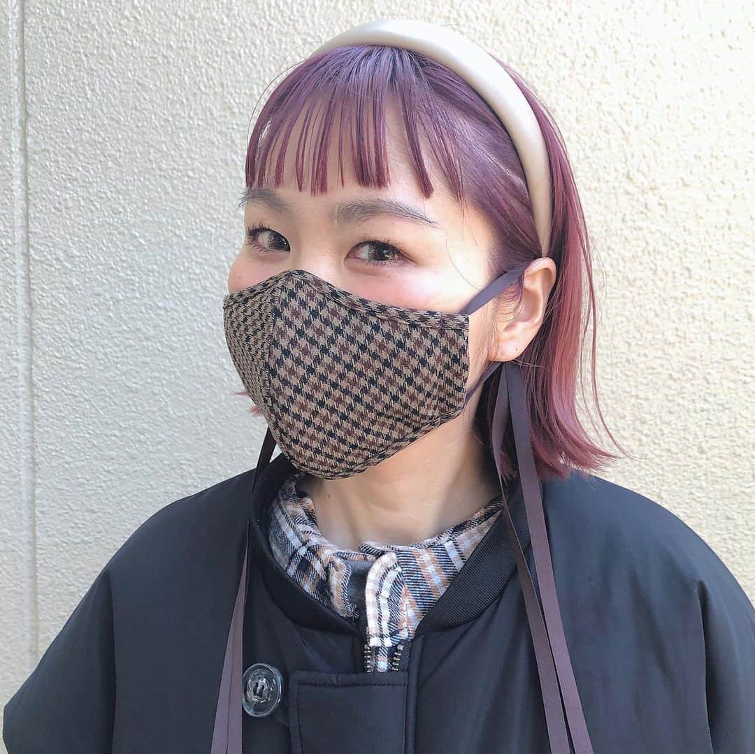 amigo.amigo.5205622さんのインスタグラム写真 - (amigo.amigo.5205622Instagram)「． ★#ママコーデ ★  リボンが垂れてて私好みの #チェック柄 マスク　  @melo_plus  @melo_accessory   デザインがオシャレなだけでなく 椿オイル配合の保湿性のある マスクです😷✨  リボンの長さはにオシャレに見せたいなら そのままでもいいし耳元で リボン結びにしても可愛いよ‼︎ もしくはちょうどいい長さに自分で切って 調節もできます‼︎  今ならセールになってるよ💓  毎日使うマスクだからこそ オシャレなデザインがいいよね☺️  #meloaccessory  #meloplus#オシャレマスク #マスク販売 #マスクアクセサリー  #マスクコーデ #マスクコレクション  #mask #ピンクヘアー  #pinkhair #ピンクカラー #前髪ぱっつん #ファッション #通販#ファッション通販  #通販サイト #通販可能  #SALE#セール#セール情報  #セール中 #fashion  #instafashion #hair #haircolor #hairstyle」1月15日 12時18分 - amigo.amigo.5205622