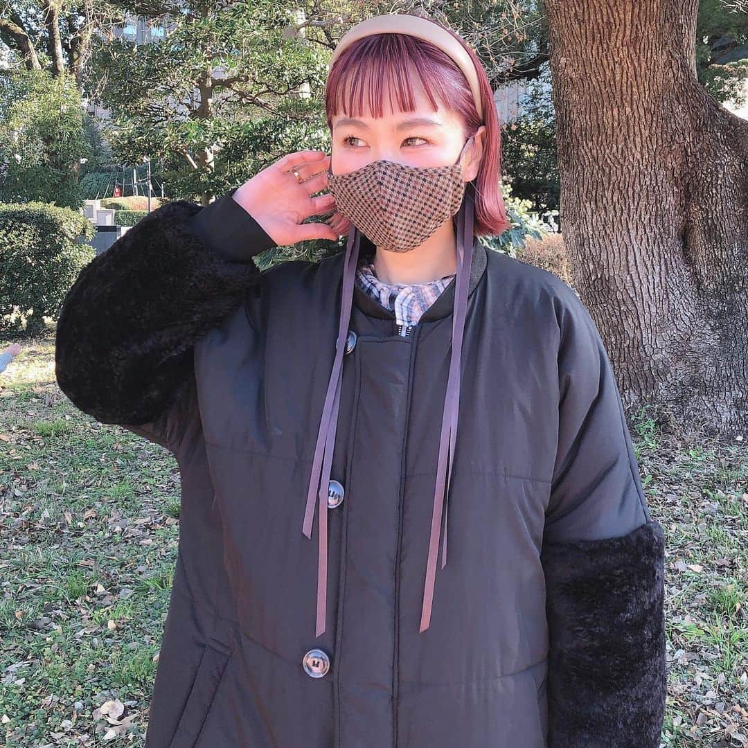 amigo.amigo.5205622さんのインスタグラム写真 - (amigo.amigo.5205622Instagram)「． ★#ママコーデ ★  リボンが垂れてて私好みの #チェック柄 マスク　  @melo_plus  @melo_accessory   デザインがオシャレなだけでなく 椿オイル配合の保湿性のある マスクです😷✨  リボンの長さはにオシャレに見せたいなら そのままでもいいし耳元で リボン結びにしても可愛いよ‼︎ もしくはちょうどいい長さに自分で切って 調節もできます‼︎  今ならセールになってるよ💓  毎日使うマスクだからこそ オシャレなデザインがいいよね☺️  #meloaccessory  #meloplus#オシャレマスク #マスク販売 #マスクアクセサリー  #マスクコーデ #マスクコレクション  #mask #ピンクヘアー  #pinkhair #ピンクカラー #前髪ぱっつん #ファッション #通販#ファッション通販  #通販サイト #通販可能  #SALE#セール#セール情報  #セール中 #fashion  #instafashion #hair #haircolor #hairstyle」1月15日 12時18分 - amigo.amigo.5205622