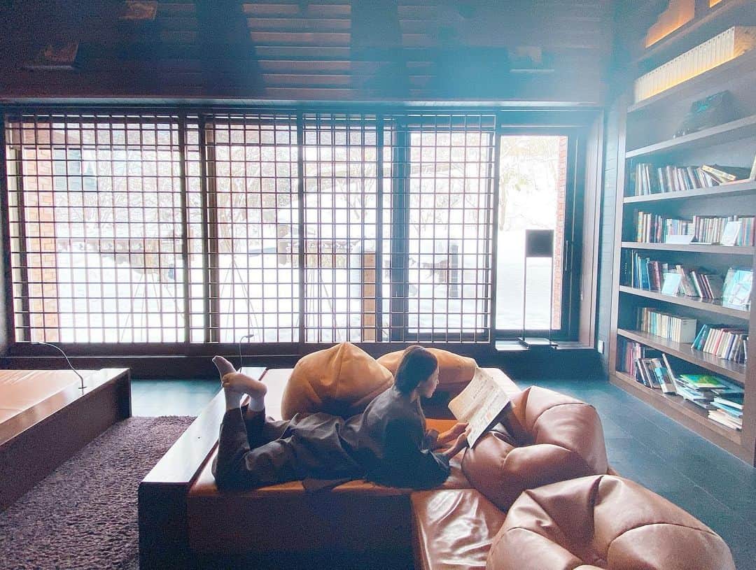 のインスタグラム：「年末の#ニセコ #大人女子旅 の続き♨️  しばらくSTAY HOME続くので﻿ しばらく旅の振り返り記事をpostしていきます✨﻿ ﻿ #ニセコ昆布温泉 #杢の抄 では﻿ 完全にオフスタイルでぐーたら❤️﻿ ﻿ 地の美味しいものを食べて﻿ 温泉はいってお酒飲んで〜の繰り返し。﻿ ﻿ 私はSTAY HOMEでもルーティン決めて﻿ チャキチャキ動いちゃうタイプなので笑﻿ ﻿ たまにはこんなのもいいよね😆﻿ リセット大事👍  #niseko #onsen #北海道 #hokkaido」