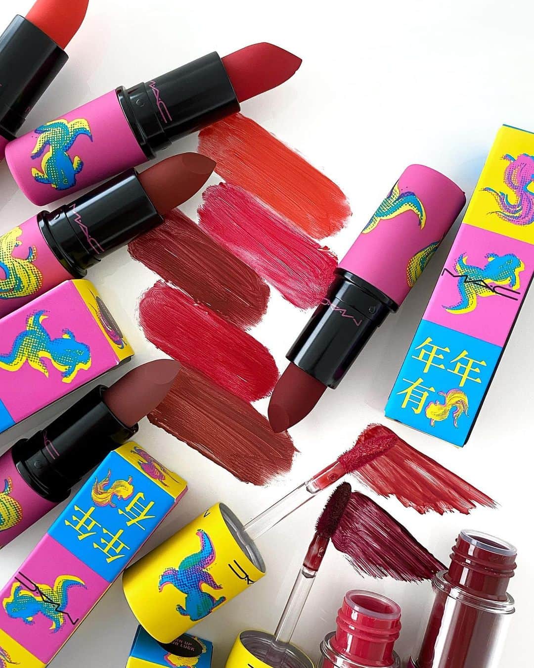 M∙A∙C Cosmetics Japanのインスタグラム：「【本日公式オンライン先行発売】 幸運・繁栄を意味する金魚と鯉からインスピレーションを得た、新年限定カラーコレクション「ムーン マスターピース」💄🧧 ㅤ リップアイテムは、マットなのに潤いを感じさせ、軽い付け心地のパウダー キス リップスティックと、グロッシーでハイカバレッジ、高い発色のリキッドリップ、バーシーカラーが限定パッケージで登場✨ ㅤ ■パウダー キス リップスティック（全5色） 税込¥3,850 ■バーシーカラー バーニッシュ クリーム リップ ステイン（全2色） 税込¥4,400 *2021年1月22日(金)全国発売 ㅤ 🎁数量限定 SPECIAL GIFT M·A·C 公式オンランショップにおいて、税込¥9,900以上お買いあげで、オリジナルポーチをプレゼントいたします。ショッピングカートページで、キャンペーンコード【MOON】を入力してください。 ポーチ画像はスワイプしてチェック👉✨ ㅤ ポーチサイズ：14 x 11.5 x 4 ㎝ ㅤ ＜注意事項＞ ・お1人様1会計につき1点まで、数量限定のためなくなり次第終了です。 ・ショッピングカートにプレゼント製品が表示されているかご確認ください。 　ショッピングカートに表示されない場合は、在庫切れとなります。 ・その他のキャンペーンコードとは併用できません。 ・全国のM·A·Cカウンターでは、1月22日(金)にキャンペーンを開始いたします。 ㅤ #MACMoonMasterpiece #MACLunarNewYear #MACムーンマスターピース」