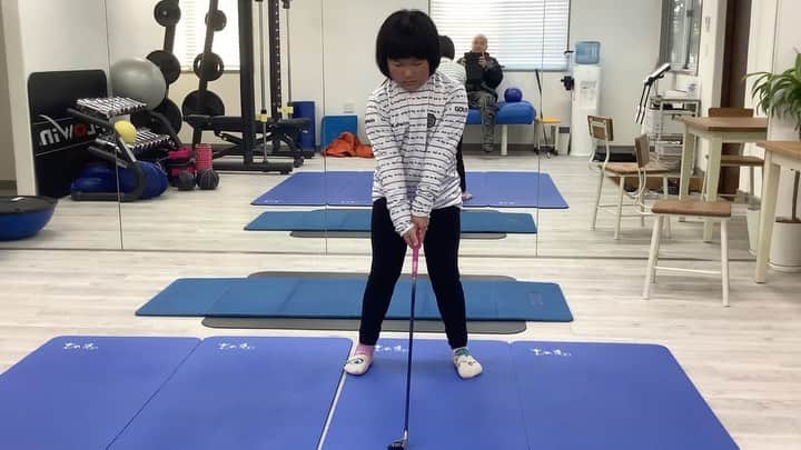 のインスタグラム：「今日からWi-Fiのない場所で3日間合宿。  その前に投稿。  昨日と一昨日の投稿で非常に面白い現象が起きた。  フォロアーの数が約30数件減ったが、「いいね」の数とDMの数が異常に多かった。  私の投稿は、数ヶ月前にフォローしている人の数をグッと減らす前は400ー450ぐらいだったのだが、減らした途端に常時500超えるようになった。そして毎日、500から550ぐらいを空いたしていたのだが、この2日間は600超で700に迫っている。  その変わり、普段はジワジワと1から5人で増えるフォロワーも30人減っている。  実に面白い。（これでは、万人には受けないが、好きな人にはすごい好かれて、嫌いな人は心底忌み嫌う濃厚豚骨ラーメンのようなものである。。。すごく個性的な店主のいる（笑）  私にとって、インスタは家族の記録であるとともに（今は弥勒のゴルフ記録になりつつあるが）どのような投稿をすれば、どのように人がリアクト（反応するか）知る貴重な媒体である。  ああ、こういう発言をすれば、このような反応があり、このように表現するとこれだけの大きい（もしくは小さい）反応があるのだなと逐次、自分なりの分析を行なっている。  これは、今後のメディア戦略や本当に大切な年齢になった時のスポンサー戦略を考える上で非常に貴重な計算そして判断材料になる。  弥勒が大きくなり、このインスタを振り返って読み、引き継いだら、顔が引き攣るかもしれない（笑）  しかし、今のうちに、名声であれ、メディアであれ、モニターの付き合い方、そして成功を収めた過程にある、人間関係とその対処方法、そして発言や発信する内容などを、本人が自己で責任を取らなければならない重要となる年齢の前に（何が、どのような作用を起こすのか）知ることは、何にも変えることのない貴重な経験である。  普通はプロになってから、このような洗礼を山ほど受けて、その過程で沈んでいく選手が多いのだろうな。。。  それにしても体幹、強くなってきた。  Mトレーナーのお陰で素晴らしい進化を遂げてきている。  Core training. The essence of success for any sport...but especially for golf. Absolutely essential.  #体幹トレーニング #coretraining #juniorgolf #ジュニアゴルフ #genkido #げんきどう #強い体」