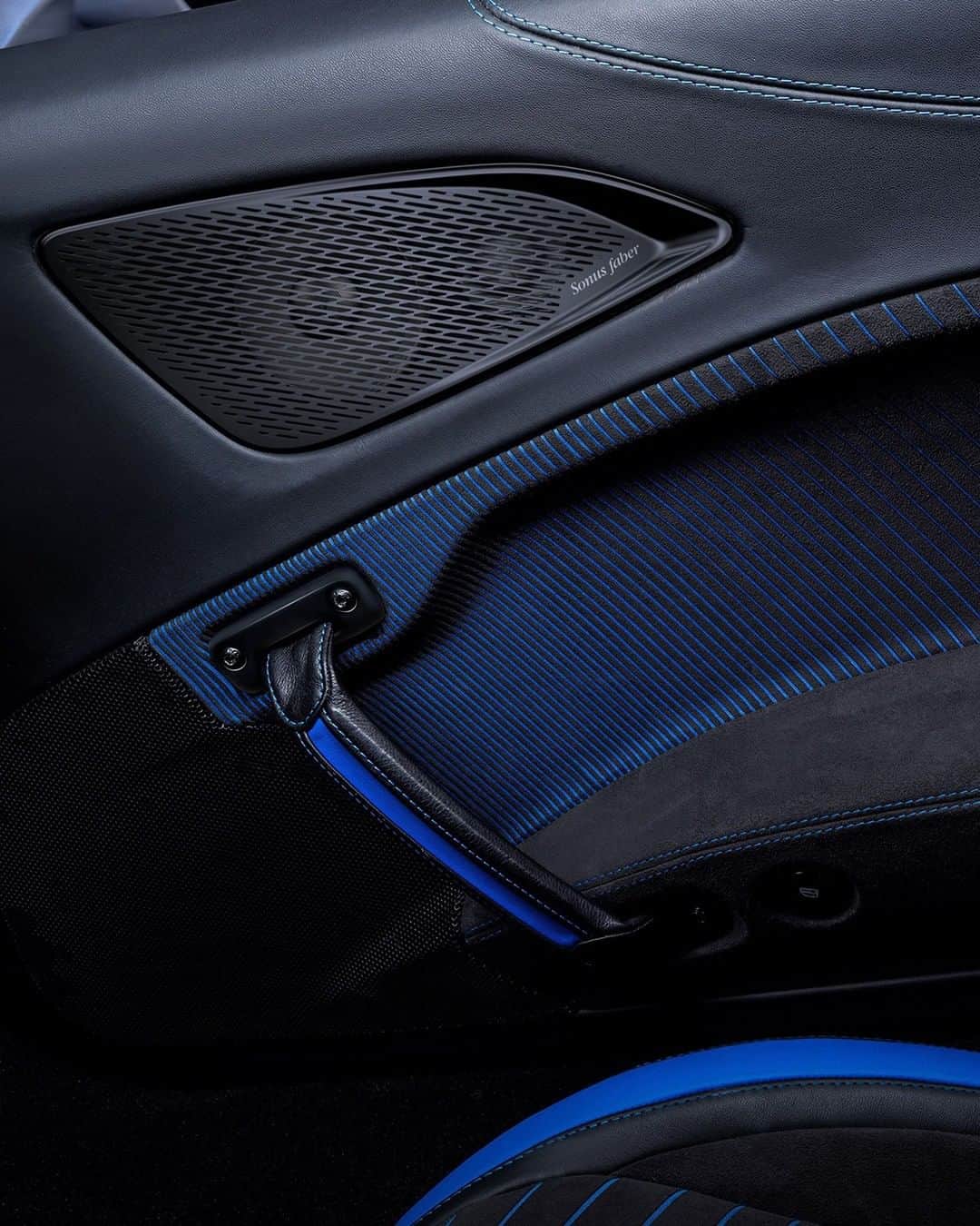 Maserati Japan | マセラティ ジャパンのインスタグラム：「The best sound Made in Italy. The MC20 is the first Maserati to feature the Sonus Faber Audio System. MC20. The First of its Kind. https://www.maserati.com/jp/ja/models/mc20 #MaseratiMC20 #maserati」