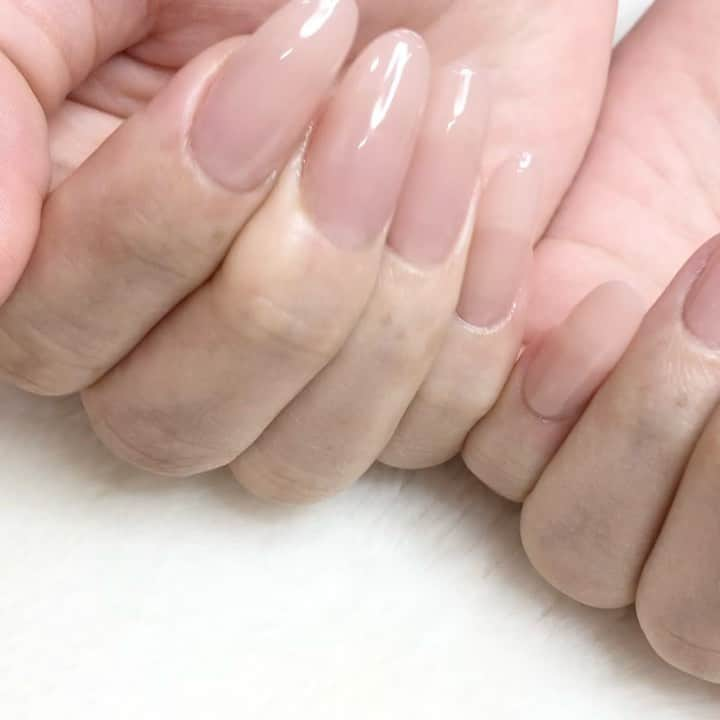 松田ようこのインスタグラム：「. . @apresnailofficial  @apresnailjapan   10本全てのネイルのアーチに かなり癖のある方 特にペンだこのできる指のアーチは 三角みたいなハイポイントになっていて ベースやトップでカバーしても なかなか満足出来ませんでした  そして キューティクルに痛みを感じやすい体質の方で プッシャーで優しく少しだけ プッシュアップしただけで 『痛いっ‼︎』 ってなっちゃう敏感なキューティクル  だから全てのキューティクルを プッシュアップするのも困難な わたしにとっては かなり大変な方なんだけど  アプレで施術をすると 癖のあるアーチも全て綺麗に 根元ギリギリまでアプレを装着できるから プッシュアップほとんどしていなくても 綺麗に仕上げることができます  もちろんプッシュアップ出来るのなら 出来るに越したことはないけれど 痛みを我慢してまで無理にプッシュアップする必要はないから アプレの仕上がりの綺麗さでカバー出来て 本当に助けられています  また 施術に使用しているチップは プロデュースさせてもらった カラーチップ  今までクリアしかなかった ネイルチップに綺麗なカラーを練り込んで作ってもらい カラージェルいらずの 簡単綺麗なネイルチップです♡  @apresnailjapan  アプレ公式サイト @nailpartner  ネイルパートナーオンライン にてお買い求めいただけます  #apresnail #apresnails #nailpartnar  #artme #yokomatsuda #ネイルパートナー #アプレネイル #松田ようこ #yokomatsuda」