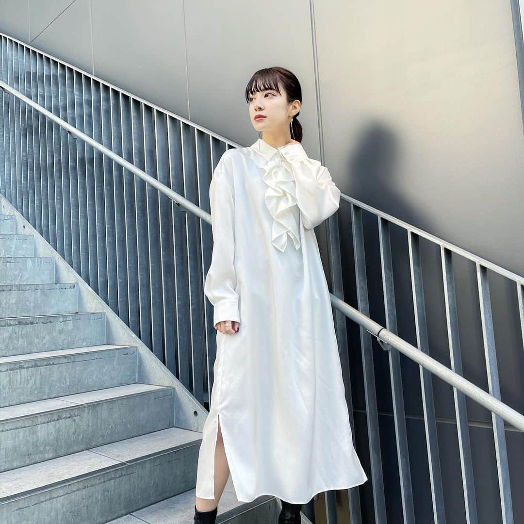 のインスタグラム：「🤍⚪️⬜️🤍⚪️⬜️  dress  @anatelier_official  shoes  @re_rz   大人っぽくしたい日ってあるじゃん そんな日でした。 白のシャツワンピさらっと着て 髪の毛しゅってまとめてる。🤍  #シャツワンピース #シャツコーデ #シャツワンピ #白コーデ #大人コーデ #大人カジュアル #コーデ#ビジョビ#makeup#portrait#port#make#hair#model#giri#ootn #selfie #좋아요반사#팔로우미#맞팔#셀스타그램」