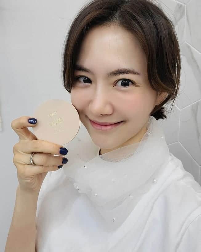 ユ・ハナのインスタグラム：「어우 이마만큼 마음도 넓은 사람이 되야지🤣   어젠 #헉슬리 의 모이스트쿠션이랑 커버쿠션을 비교해드렸어요😄 이번 스페셜프라이스 옵션구성이  4가지에 리필구성 2가지나 되지만,  이젠 선택장애에서 벗어나 선택할 수 있으시겠죠?😘 👍👍  두번째페이지에 헷갈리지않게 선택하실 수 있게 구성설명도 영상으로 다시 해보았답니다. 영상보시고 구매하실 때 옵션선택에서 번호만 바로 선택하심 되시는거죠😄   오늘은 삼성카드 5%혜택이 있는 날이래요👍  주말엔 추가적립10%까지 된다고 하니  혜택들 놓치지말고 챙겨가세용♡   🌵오늘부터 주말까지 초특가 혜택을 현대몰×프롬하나에서💛   🌵더 상세한 제품정보는 프롬하나오피셜계정💛 👉@fromhana111   🌵제품관련문의는 카카오톡 ID   👉'프롬하나cs' 친구추가하시고 채팅창에💛   🌵구매는 👉상단 프로필란에 파란색 긴~링크주소 클릭✔」