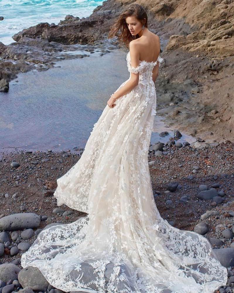 のインスタグラム：「Galia LahavのGALA-1010は、チュールに花モチーフのエンブロイダリーレースと3Dフラワーがあしらわれた繊細でロマンティックなAラインドレスです。  dress. Galia Lahav / GALA-1010  handling salon. omotesando  #magnoliawhite #mwhawaii #galialahav #galagalialahav #weddingdress #weddinggown #bridalgown #hawaiiwedding #hawaiibride #マグノリアホワイト #ガリアラハヴ #ウエディングドレス #マーメイドドレス #マーメイドライン #インポートドレス #オーダードレス #ドレス試着 #ドレス選び #海外ウエディング #ホテル婚 #ホテル挙式 #フォトウェディング」