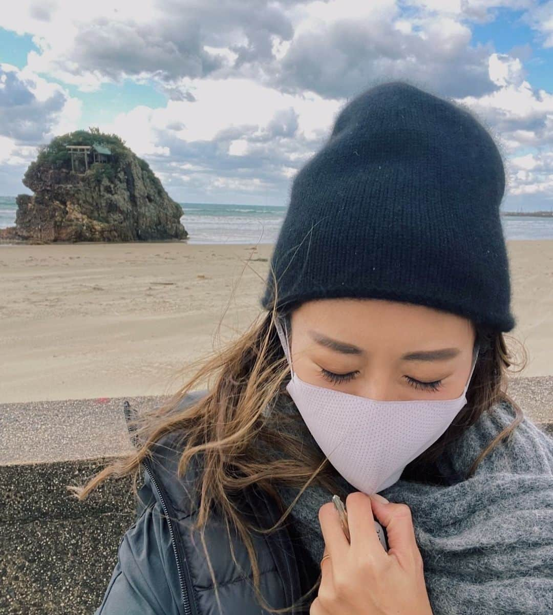 中川珠里さんのインスタグラム写真 - (中川珠里Instagram)「. ﻿ memory...2020/12/17﻿  パワースポット巡りの旅 in島根📸 昨年末に、弾丸1人旅をしてきました。 この日は雪が降っていて寒かった❄️  まずは自分の目で見てみたかった念願の稲佐の浜へ❕ 夏は海水浴場なんだって。 雲がなかったらもっと綺麗なんだろうなぁ✨  ブラリ見つけたカフェ、沖野上ブルーカカオは チョコレート🍫のお店で ここのカカオコーヒーは忘れられない味でした😌💕 ﻿  続いて神の湯と呼ばれるほど美肌で有名な玉造温泉へ🚗 温泉街では清巌寺のおしろい地蔵に美肌祈願をし 恋叶い橋では出雲大社で親友たちに買った 縁結びの糸に願掛けもしてきたよ〜👄 ﻿ 今回雪が降っていたので 出雲日御碕灯台に行けなかったことがとても無念。。 また次回に持ち越しだ ﻿ あ、地酒を堪能するのも忘れずに。 帰りに空港で。美味しかった🍶 ﻿ 日帰りでも十分楽しめました✈️ ﻿今の事態が落ち着いたら皆も行ってみてほしいです✨  @shimane.goen #instagood#travel ＃instatravel #女子旅#山陰旅行#島根旅行#出雲大社 #稲佐の浜 #沖野上ブルーカカオ#玉造温泉 #清巌寺 #山陰　#島根 #出雲 #松江 #pr　 ﻿」1月15日 12時41分 - juri1104