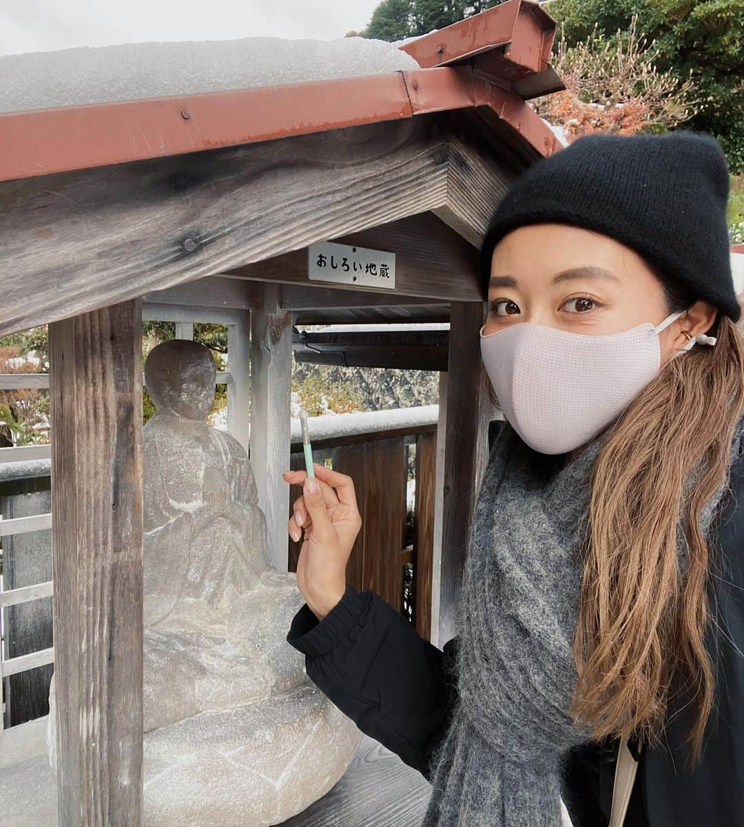 中川珠里さんのインスタグラム写真 - (中川珠里Instagram)「. ﻿ memory...2020/12/17﻿  パワースポット巡りの旅 in島根📸 昨年末に、弾丸1人旅をしてきました。 この日は雪が降っていて寒かった❄️  まずは自分の目で見てみたかった念願の稲佐の浜へ❕ 夏は海水浴場なんだって。 雲がなかったらもっと綺麗なんだろうなぁ✨  ブラリ見つけたカフェ、沖野上ブルーカカオは チョコレート🍫のお店で ここのカカオコーヒーは忘れられない味でした😌💕 ﻿  続いて神の湯と呼ばれるほど美肌で有名な玉造温泉へ🚗 温泉街では清巌寺のおしろい地蔵に美肌祈願をし 恋叶い橋では出雲大社で親友たちに買った 縁結びの糸に願掛けもしてきたよ〜👄 ﻿ 今回雪が降っていたので 出雲日御碕灯台に行けなかったことがとても無念。。 また次回に持ち越しだ ﻿ あ、地酒を堪能するのも忘れずに。 帰りに空港で。美味しかった🍶 ﻿ 日帰りでも十分楽しめました✈️ ﻿今の事態が落ち着いたら皆も行ってみてほしいです✨  @shimane.goen #instagood#travel ＃instatravel #女子旅#山陰旅行#島根旅行#出雲大社 #稲佐の浜 #沖野上ブルーカカオ#玉造温泉 #清巌寺 #山陰　#島根 #出雲 #松江 #pr　 ﻿」1月15日 12時41分 - juri1104