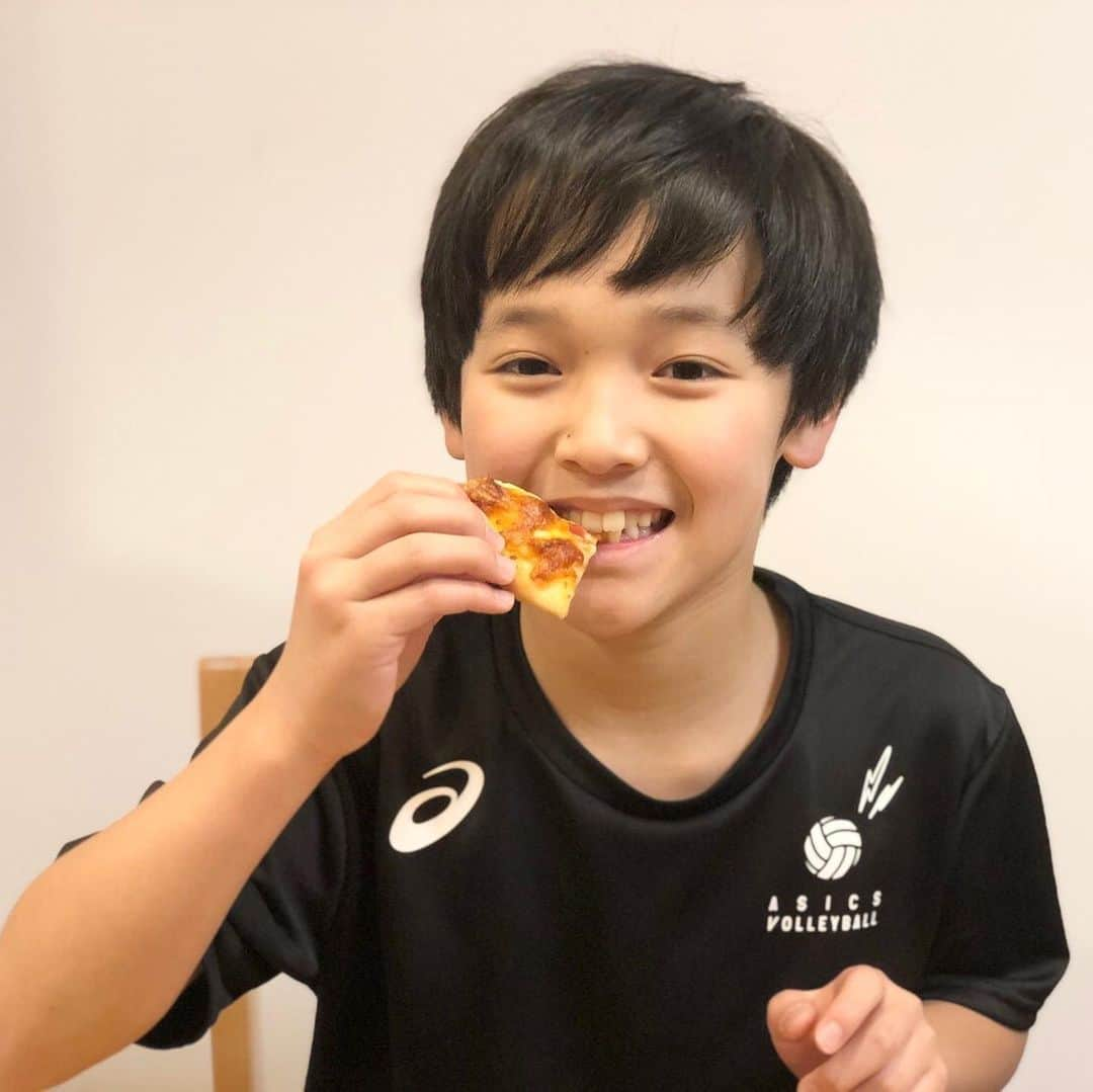 山口太幹さんのインスタグラム写真 - (山口太幹Instagram)「ピザ作りのお手伝い🍕  次は1人でできるようになりたいな‼️  自分で作ったピザはとってもおいしかったよ😋💕  #山口太幹 #宮崎出身 #小学生男子 #子役 #俳優 #朝ドラ子役 #モデル #海汐プロダクション所属 #アービング所属 #ピザ作り #夕飯 #家族時間 #お手伝い #料理 #料理男子 #トマトとバジルのピザ #マルゲリータ」1月15日 12時41分 - taiki_umipro