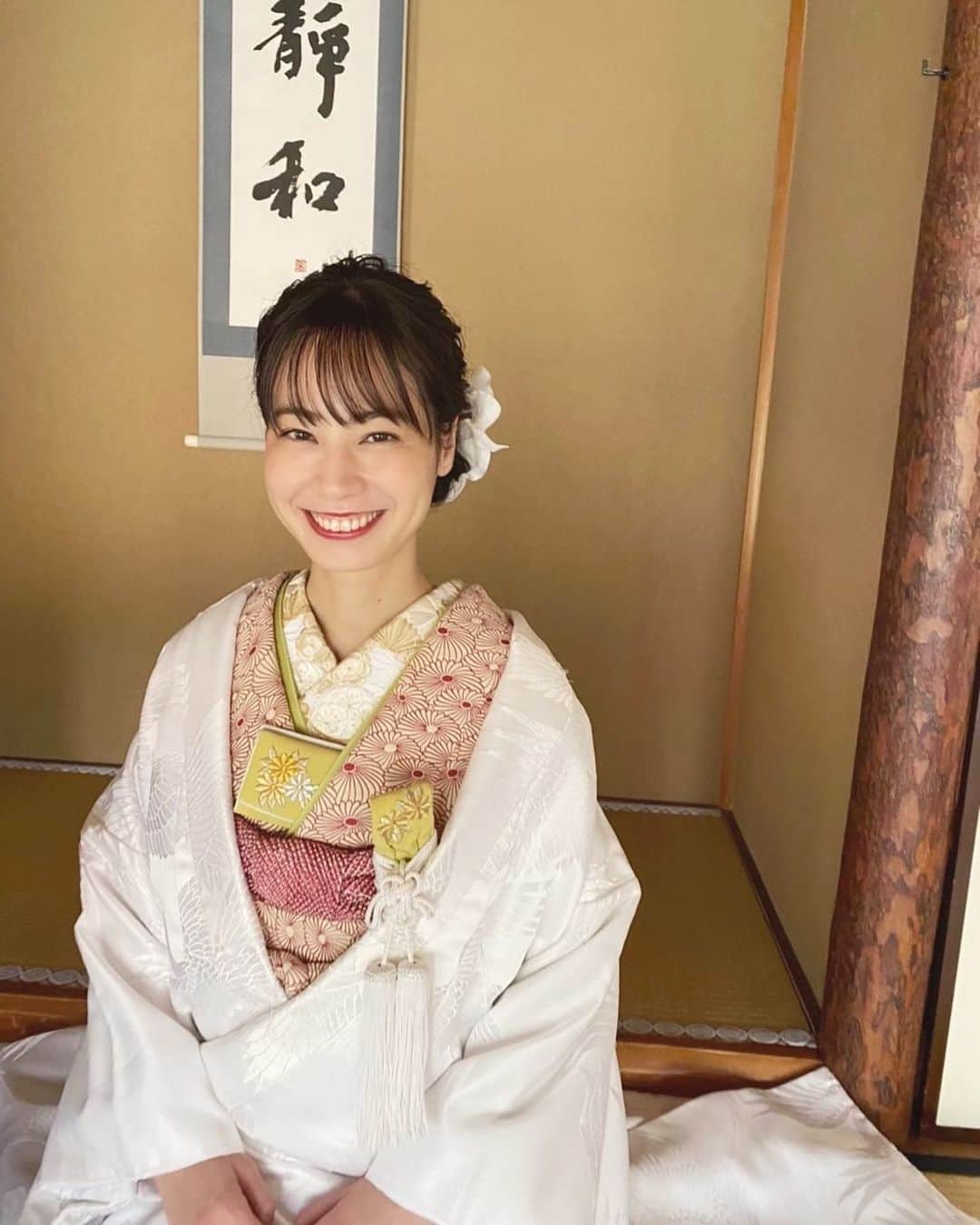 伊藤沙織のインスタグラム：「今日は短時間でしたが、着物を着させていただく機会がありました👘背筋がしゃんとします☺️ . #写真は和装前撮りの時の」