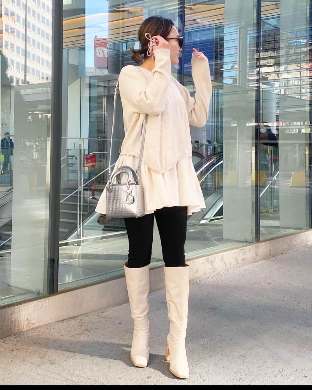 のインスタグラム：「@fifth_store の #イレヘムドッキングニットプルオーバー  さらりと一枚でスタイリングが決まって使いやすいよ  今日は60%OFFクーポンでてた tops @fifth_store  boots#room306contemporary  bag#dior   #fifth  #fifthtl  #フィフス  #カジュアル #シンプル #ニット #平均身長コーデ #冬コーデ #ニットコーデ」